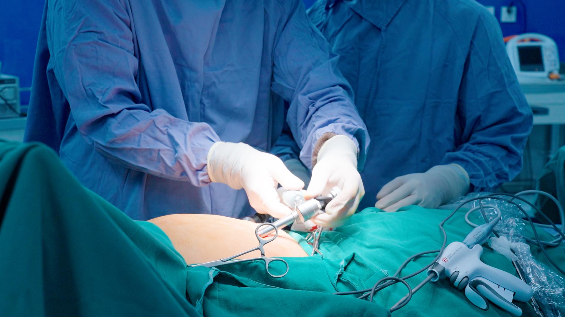 Bé gái 14 tuổi tăng 20kg, thấp đi 6cm vì căn bệnh siêu hiếm - Ảnh 2.