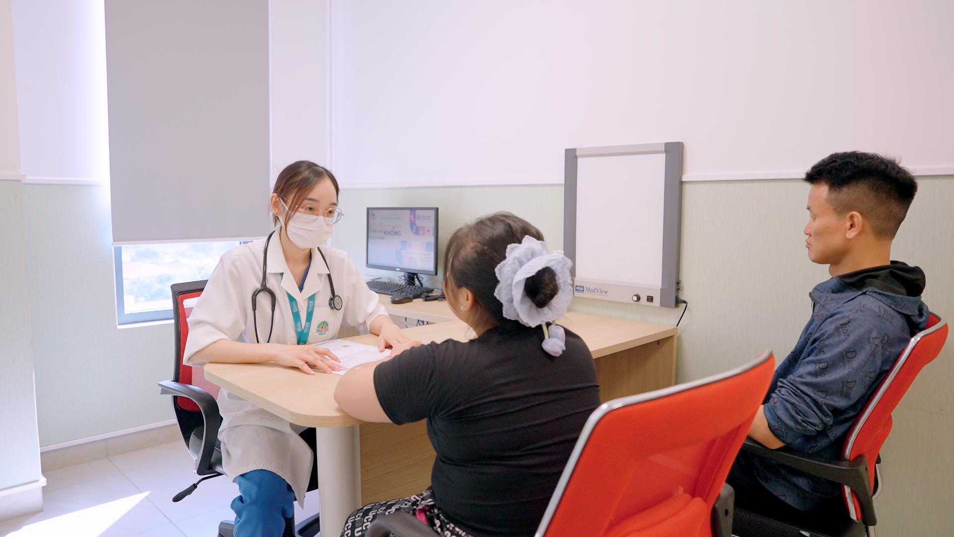 Bé gái 14 tuổi tăng 20kg, thấp đi 6cm vì căn bệnh siêu hiếm - Ảnh 3.