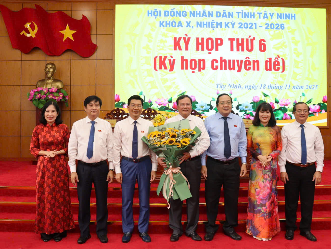 Ông Lê Văn Hẳn được bầu làm Chủ tịch UBND tỉnh Tây Ninh với số phiếu 100% - Ảnh 1.