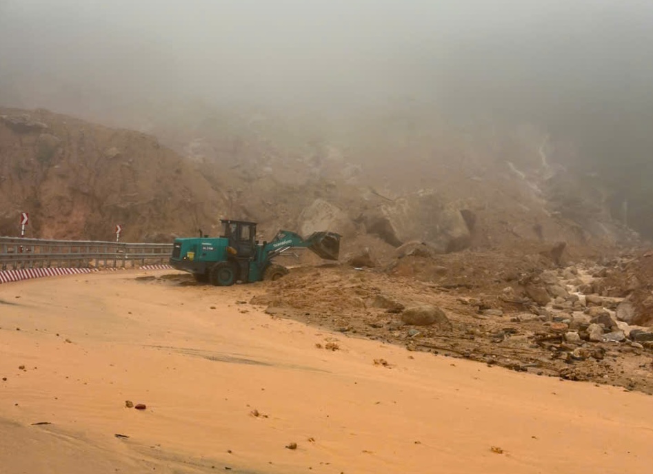 Khánh Hòa: Sẽ tiếp tục có mưa to, Nha Trang vẫn ngập, 2 người còn mất tích - Ảnh 1.