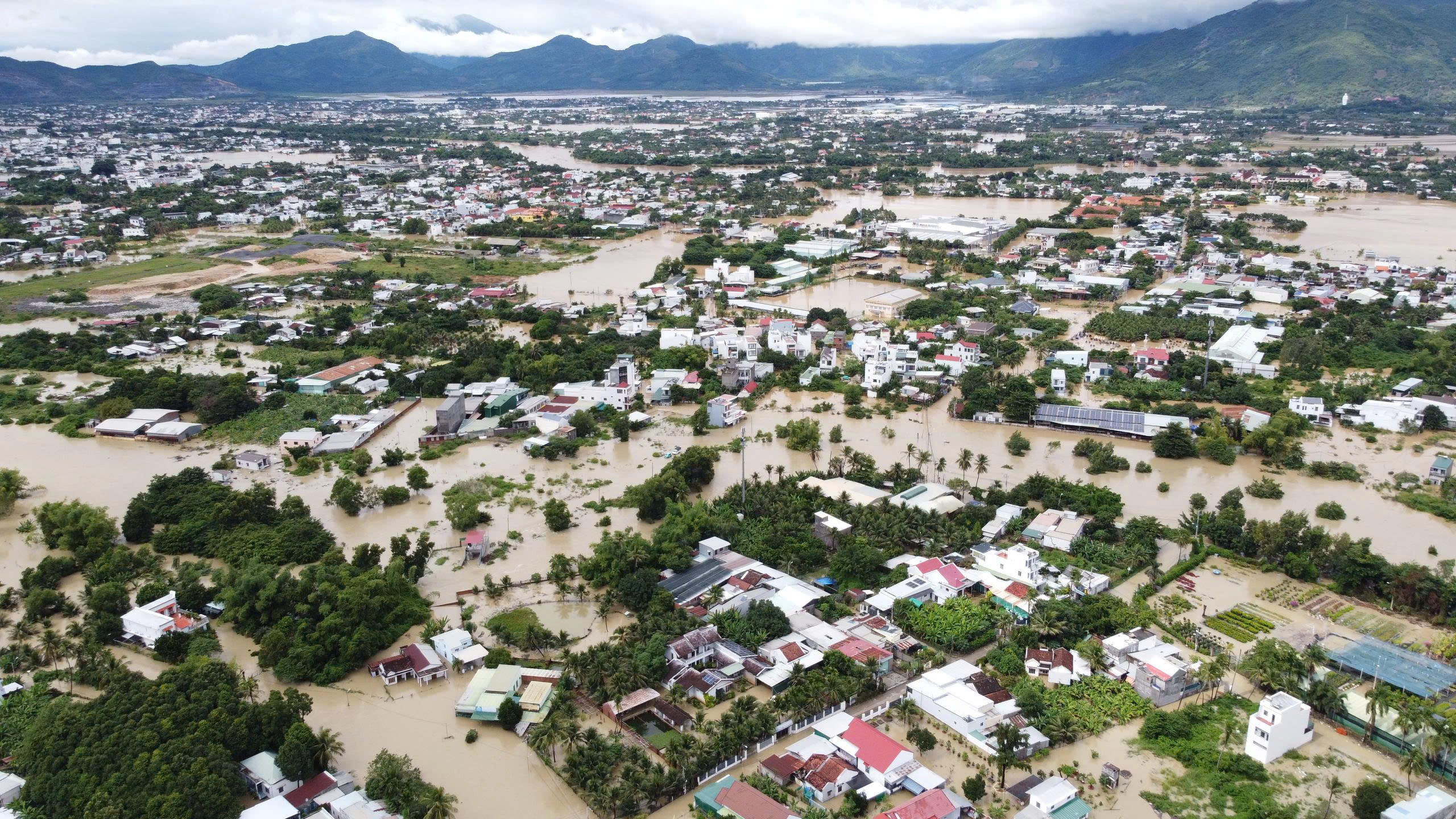 Khánh Hòa: Sẽ tiếp tục có mưa to, Nha Trang vẫn ngập, 2 người còn mất tích - Ảnh 6.