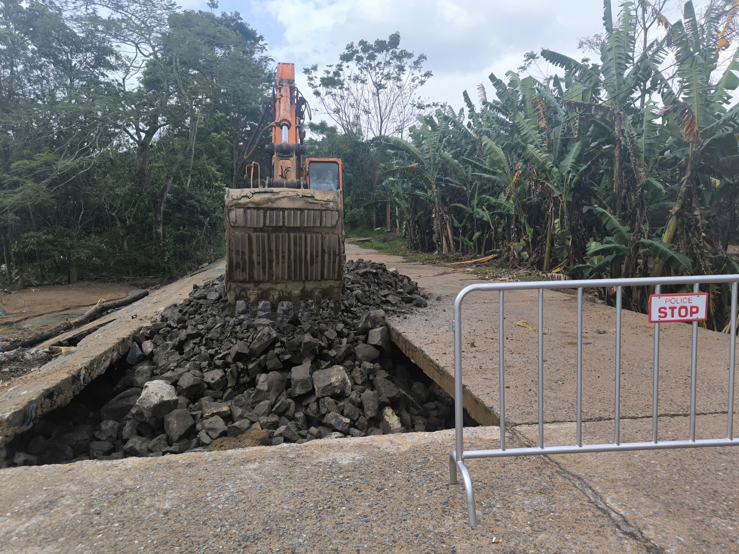 Sạt lở nghiêm trọng trên tỉnh lộ 587 Sau mưa lớn , cảnh báo an toàn giao thông - Ảnh 5. Sạt lở nghiêm trọng trên tỉnh lộ 587 Sau mưa lớn , cảnh báo an toàn giao thông - Ảnh 5.