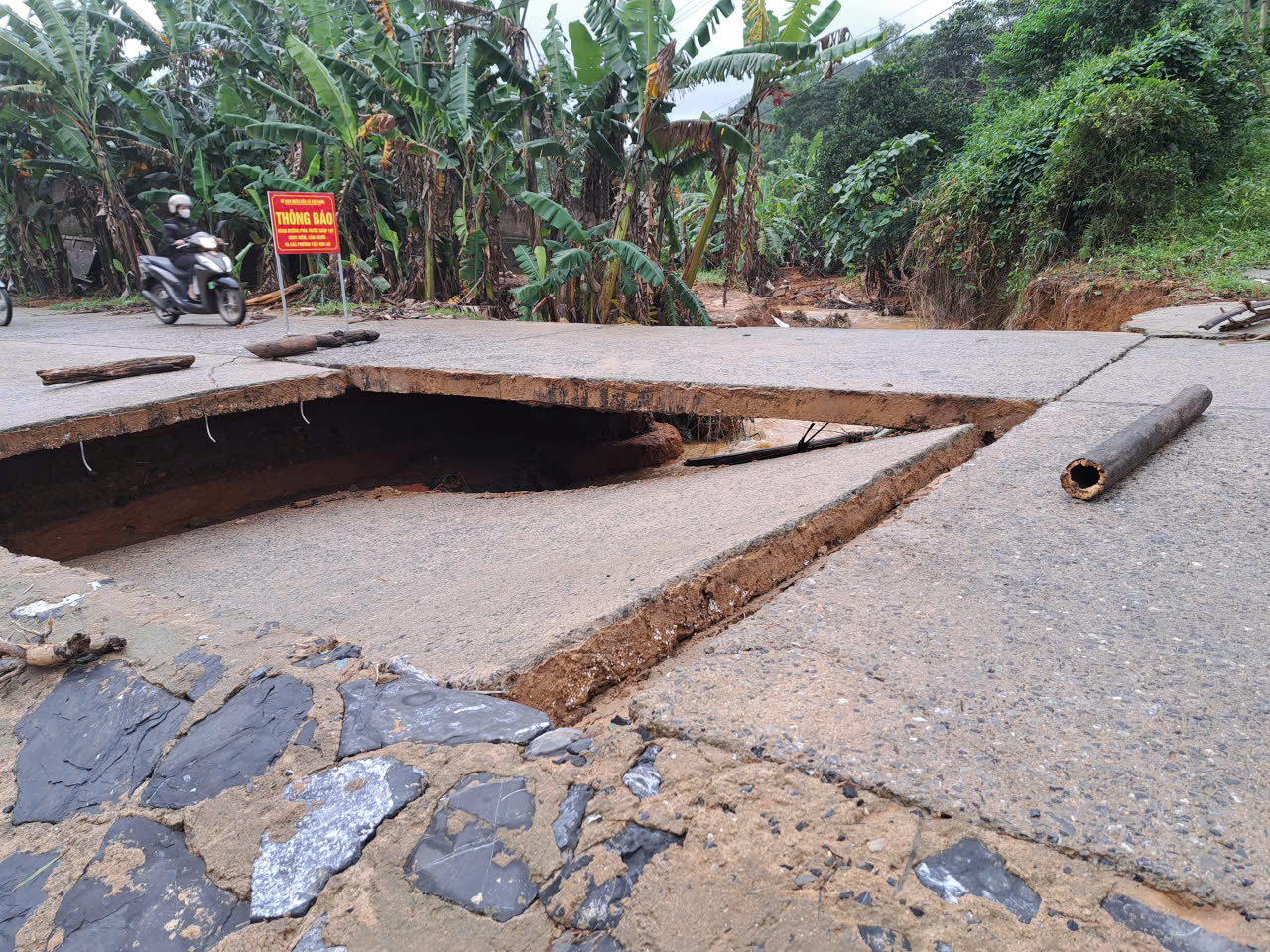 Sạt lở nghiêm trọng trên tỉnh lộ 587 Sau mưa lớn , cảnh báo an toàn giao thông - Ảnh 4. Sạt lở nghiêm trọng trên tỉnh lộ 587 Sau mưa lớn , cảnh báo an toàn giao thông - Ảnh 4.