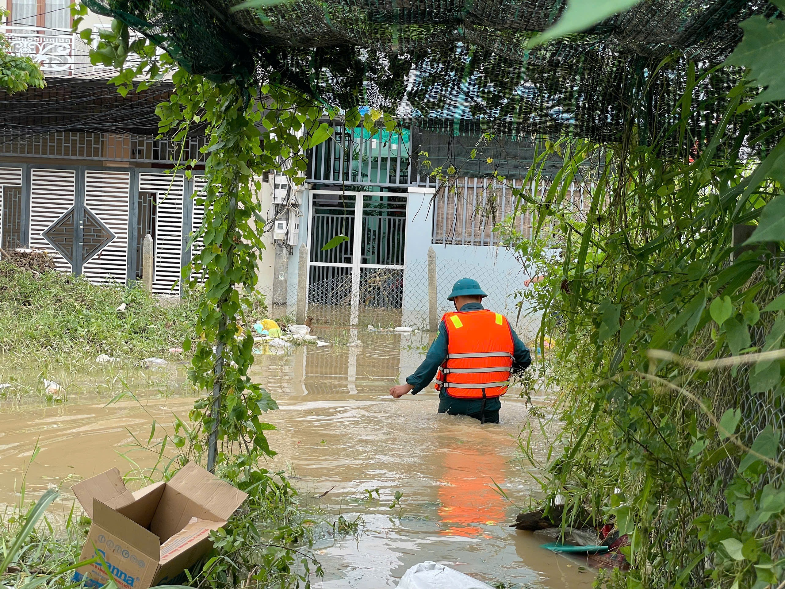 Khánh Hòa: Sẽ tiếp tục có mưa to, Nha Trang vẫn ngập, 2 người còn mất tích - Ảnh 2.