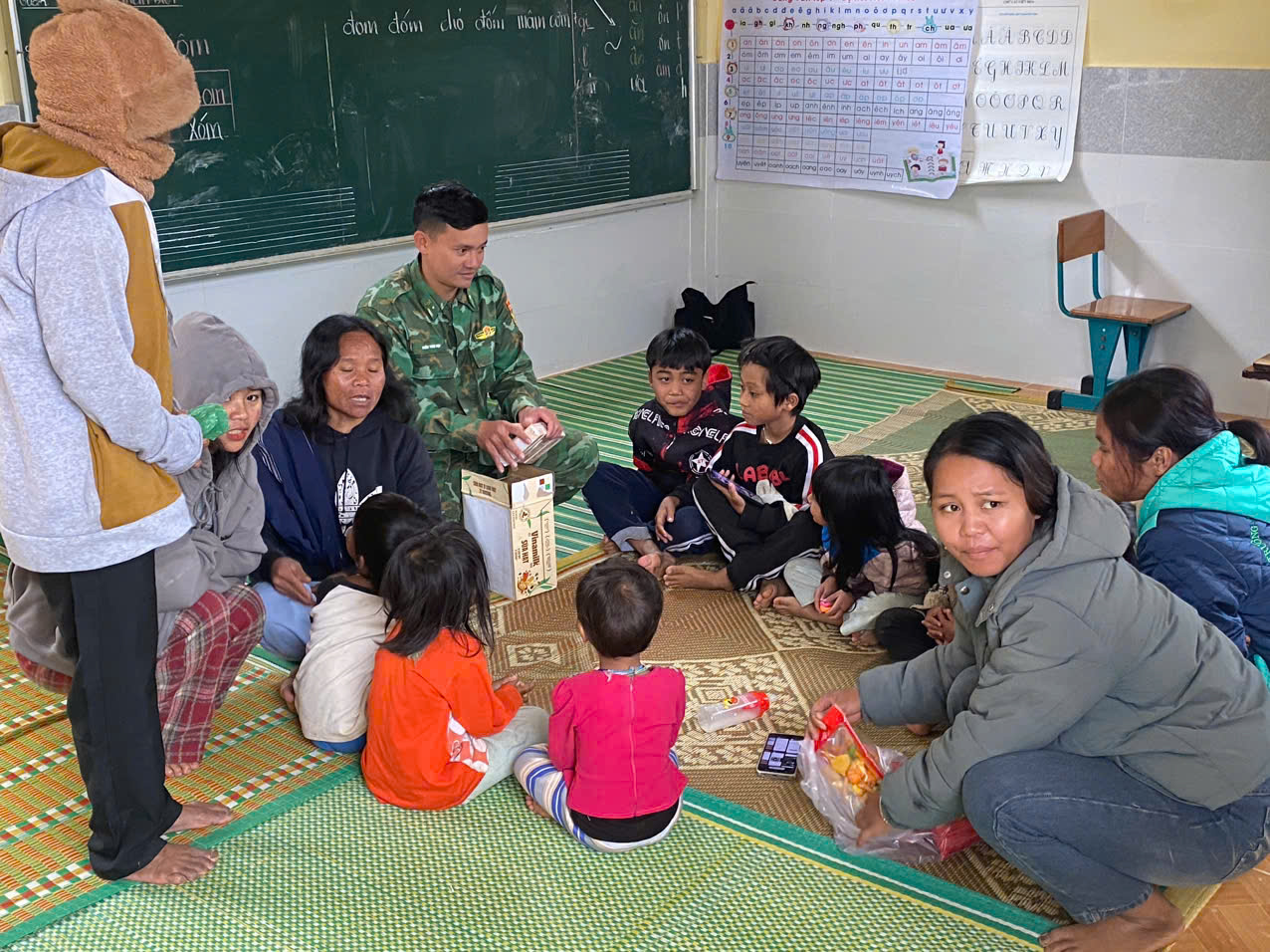 Ấm áp bữa cơm chú bộ đội nấu cho người dân vùng sạt lở Hùng Sơn - Ảnh 1.