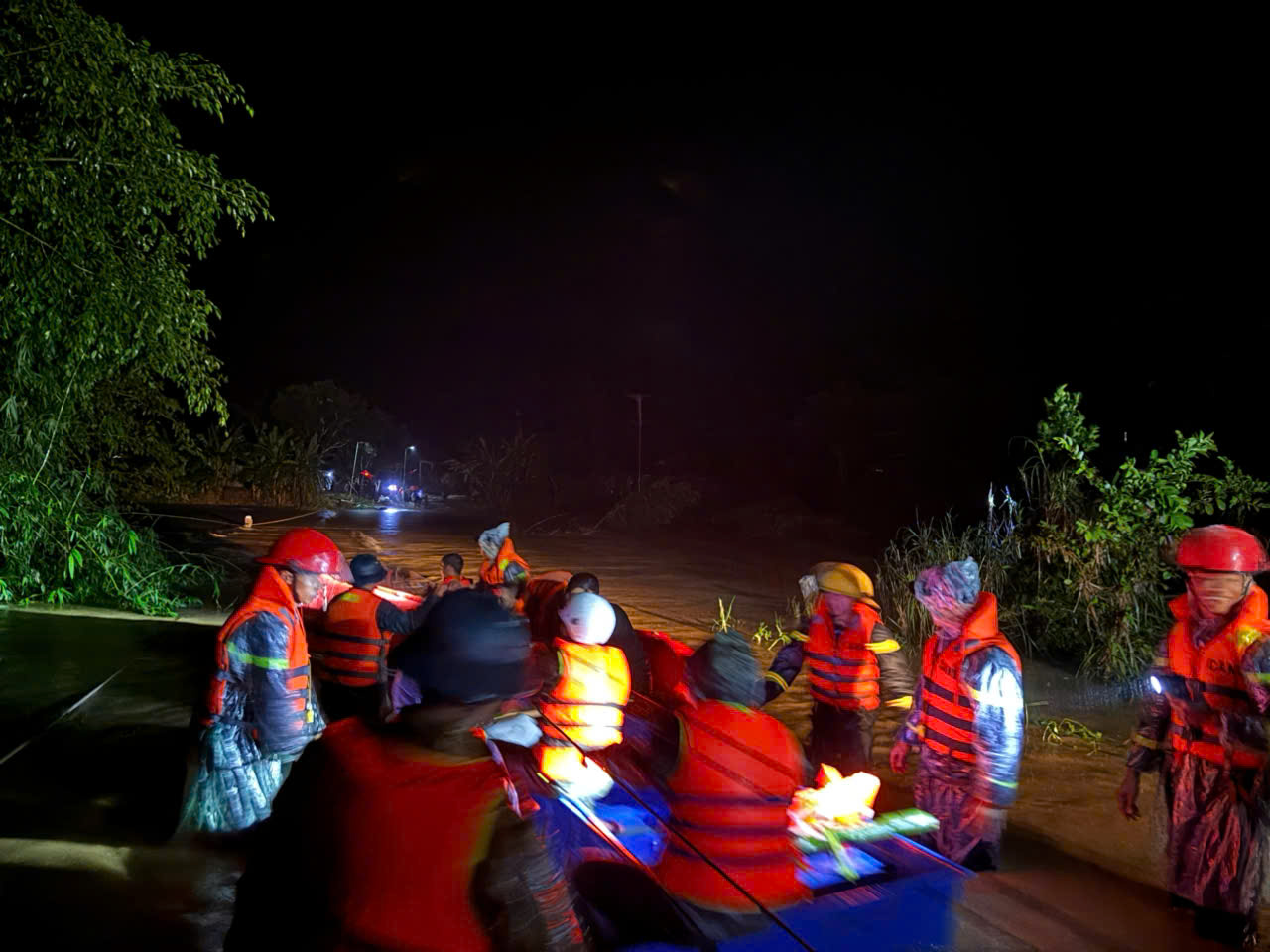 Giải cứu 180 người dân khỏi vùng nguy hiểm do mưa lũ Đắk Lắk - Ảnh 1.