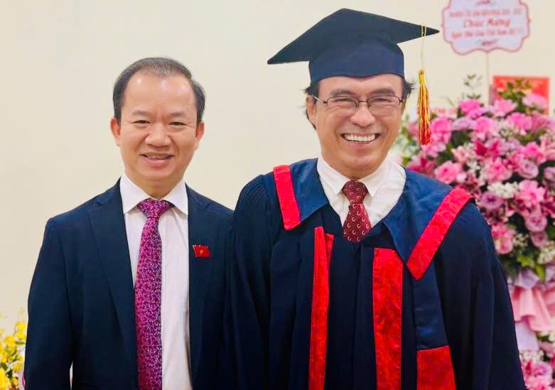 Đạo diễn Hữu Luân hạnh phúc đón nhận bằng tiến sĩ quản lý văn hóa - Ảnh 3.