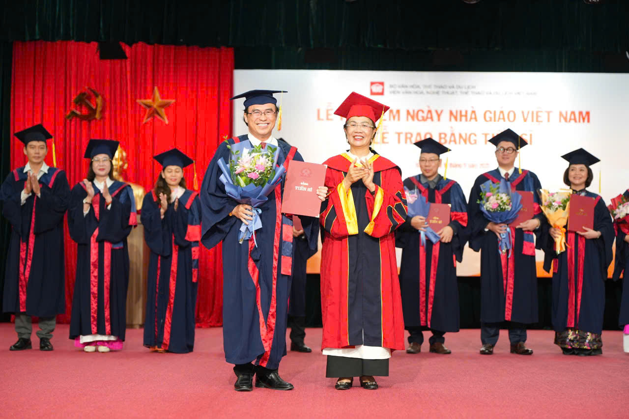 Đạo diễn Hữu Luân hạnh phúc đón nhận bằng tiến sĩ quản lý văn hóa - Ảnh 4.