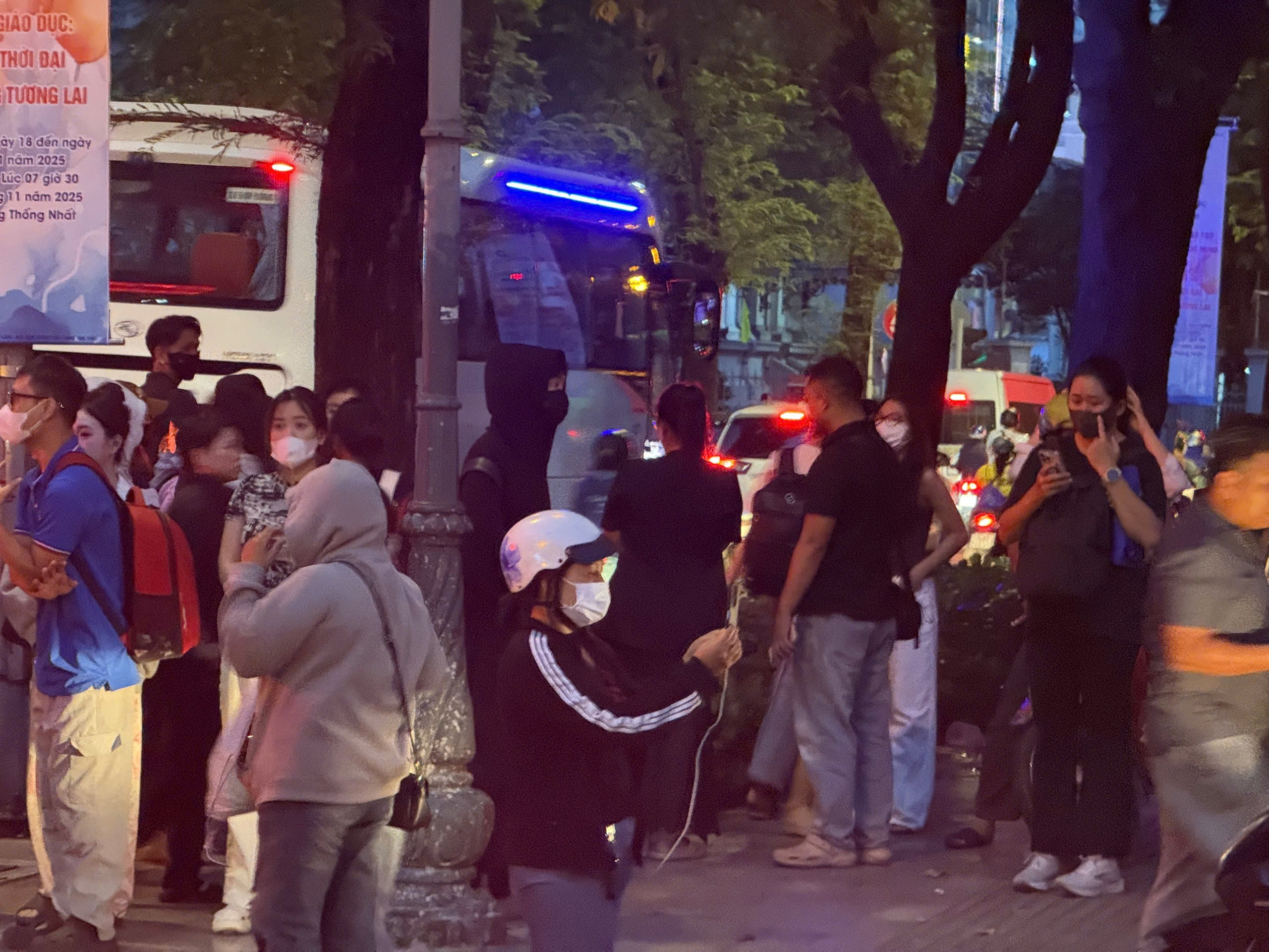 Hình ảnh bất ngờ sau phiên toà xét xử hoa hậu Thuỳ Tiên - Ảnh 1.