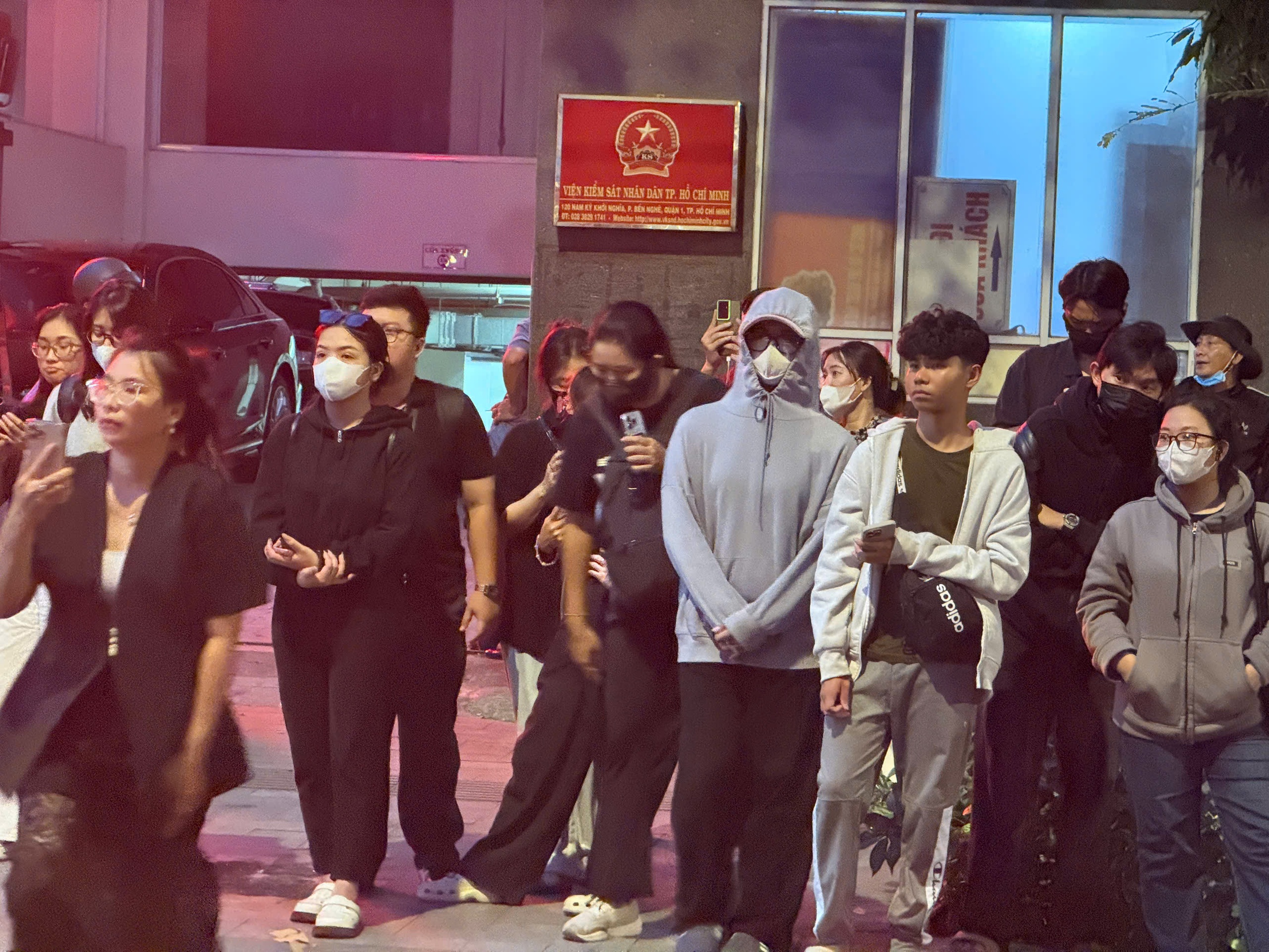 Hình ảnh bất ngờ sau phiên toà xét xử hoa hậu Thuỳ Tiên - Ảnh 2.