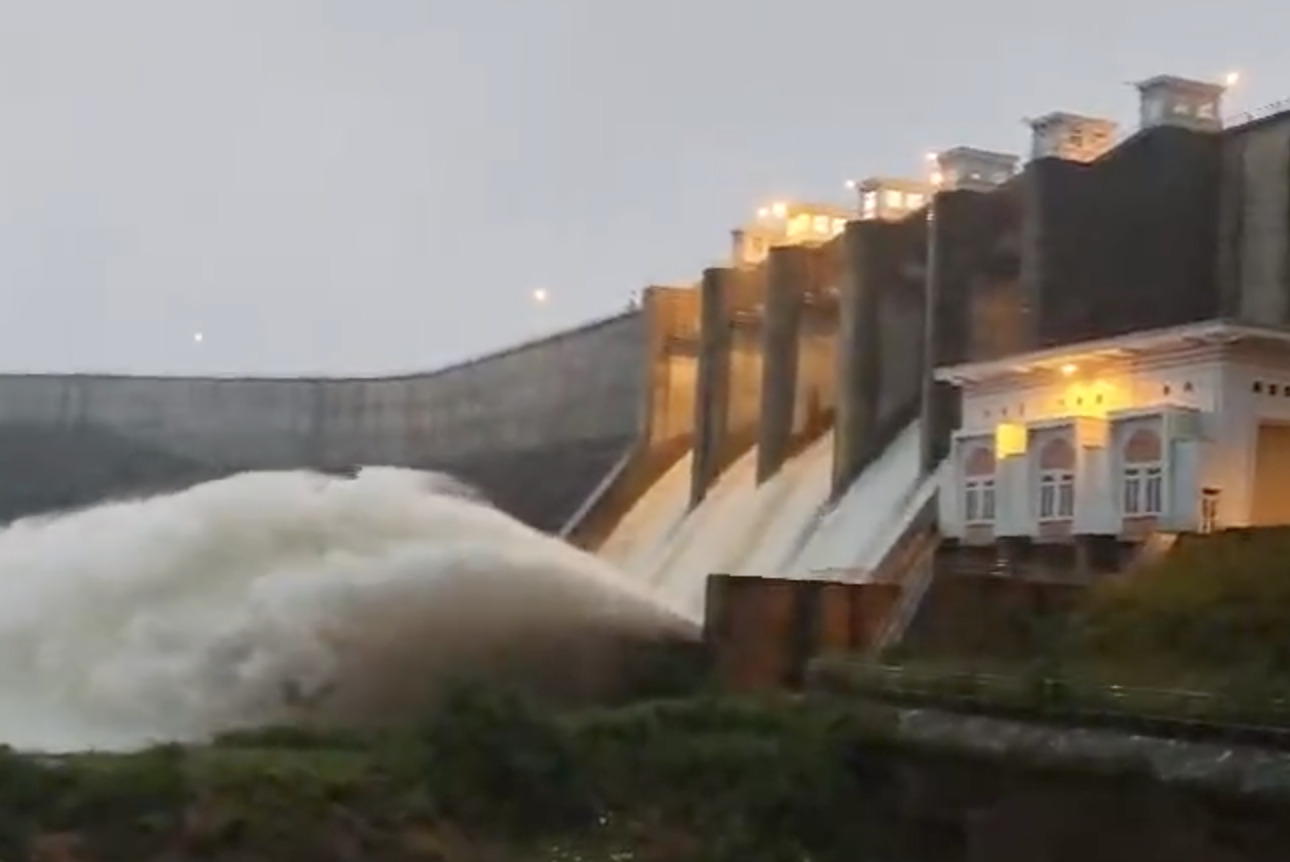 Khánh Hòa: Hồ chứa xả lũ, cảnh báo có nơi ngập 2m - Ảnh 1.