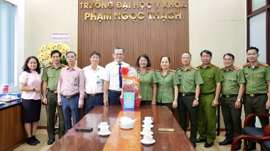 Công an TP HCM thăm nhà giáo tiêu biểu - Ảnh 2.