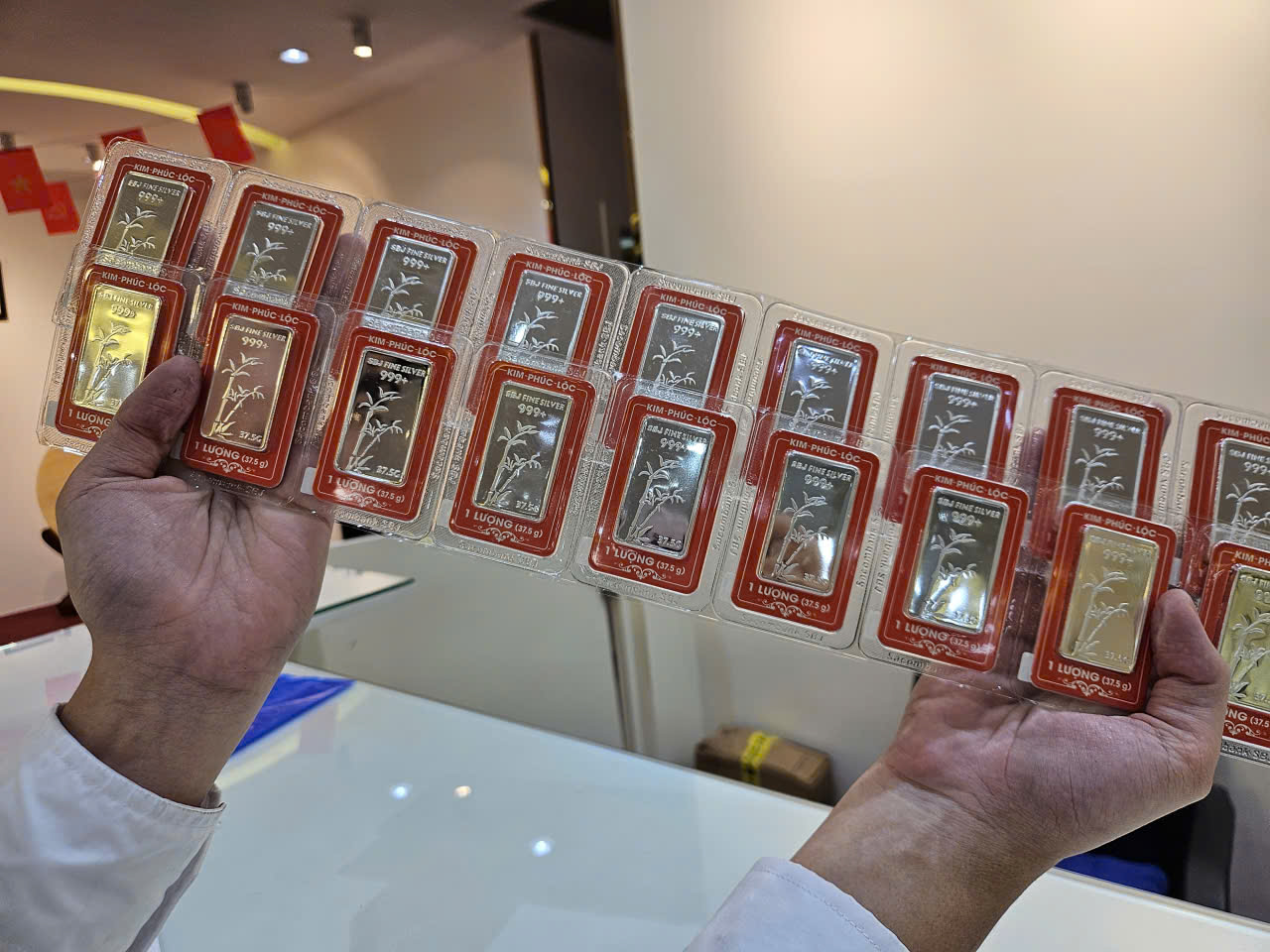 Giá bạc hôm nay 8 - 12: Bất ngờ giảm nhưng vẫn ở đỉnh lịch sử - Ảnh 2. Giá bạc hôm nay 8 - 12: Bất ngờ giảm nhưng vẫn ở đỉnh lịch sử - Ảnh 2.