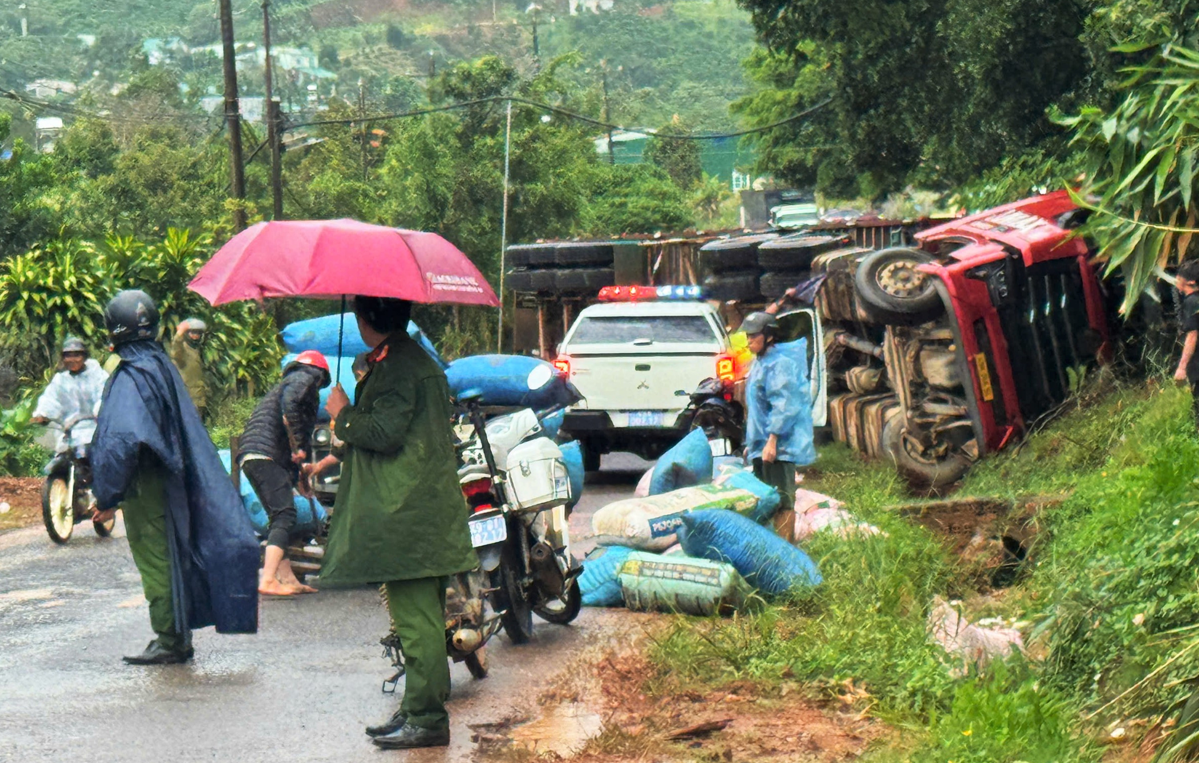 Lâm Đồng: Xe container lật đè trúng xe con, 5 người bị thương - Ảnh 1.