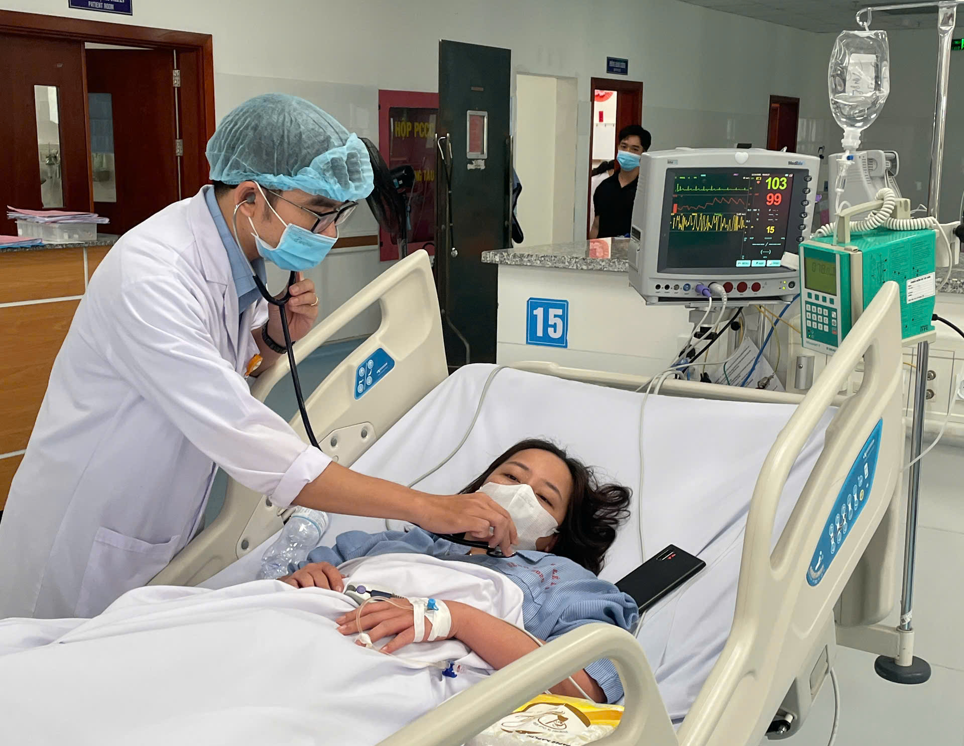 Cứu bệnh nhân 3 lần bị sốc do sốt xuất huyết - Ảnh 1.