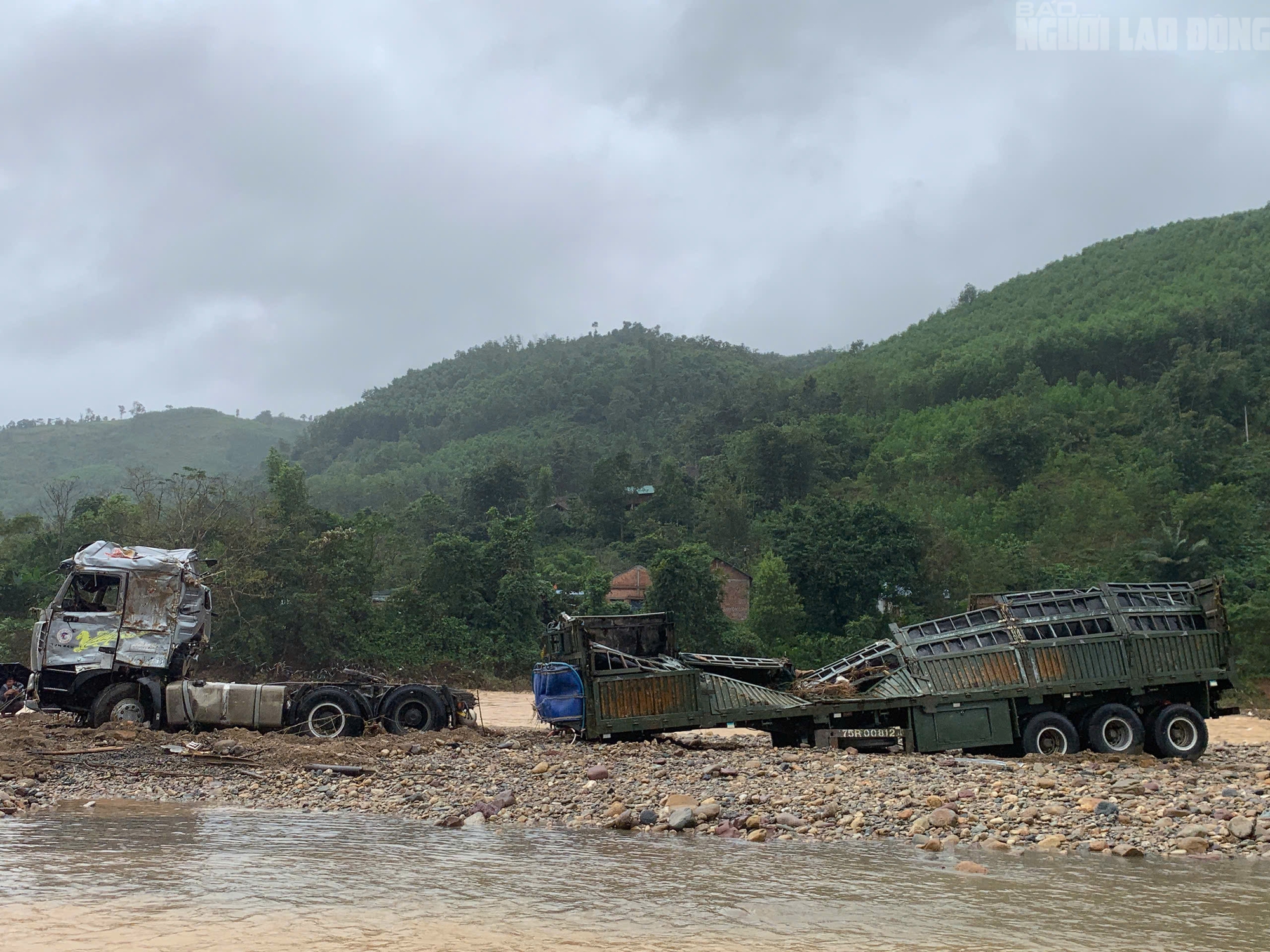 Xe đầu kéo trong vụ tài xế bị lũ cuốn ở Quảng Trị đã được trục vớt, hé lộ hình ảnh đầu tiên - Ảnh 4. Xe đầu kéo trong vụ tài xế bị lũ cuốn ở Quảng Trị đã được trục vớt, hé lộ hình ảnh đầu tiên - Ảnh 4.