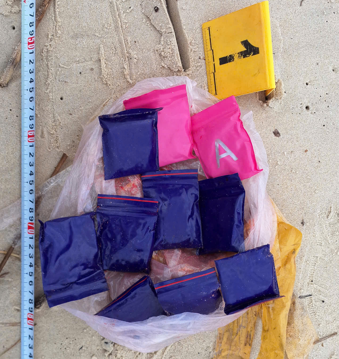 Phát hiện nhiều túi ni-lon nghi chứa ma tuý dạt vào bờ biển Quảng Trị - Ảnh 3. Phát hiện nhiều túi ni-lon nghi chứa ma tuý dạt vào bờ biển Quảng Trị - Ảnh 3.