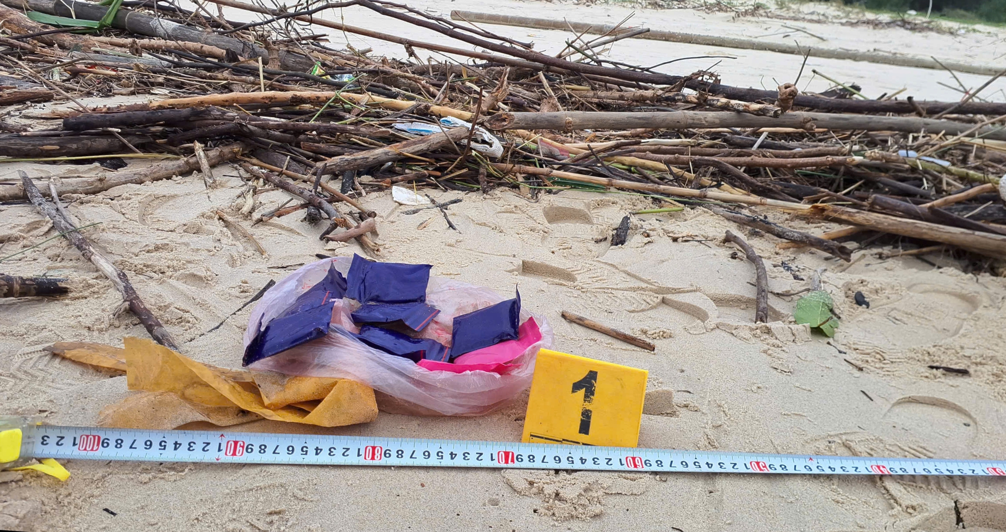 Phát hiện nhiều túi ni-lon nghi chứa ma tuý dạt vào bờ biển Quảng Trị - Ảnh 2. Phát hiện nhiều túi ni-lon nghi chứa ma tuý dạt vào bờ biển Quảng Trị - Ảnh 2.