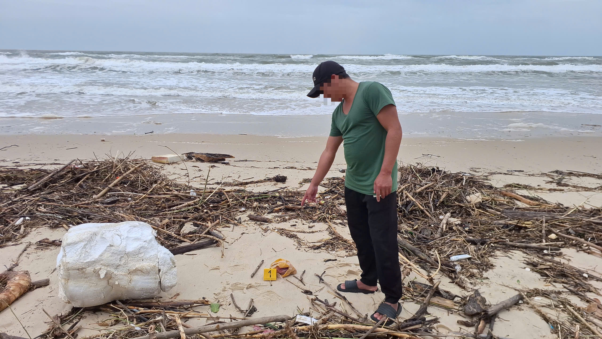 Phát hiện nhiều túi ni-lon nghi chứa ma tuý dạt vào bờ biển Quảng Trị - Ảnh 1. Phát hiện nhiều túi ni-lon nghi chứa ma tuý dạt vào bờ biển Quảng Trị - Ảnh 1.