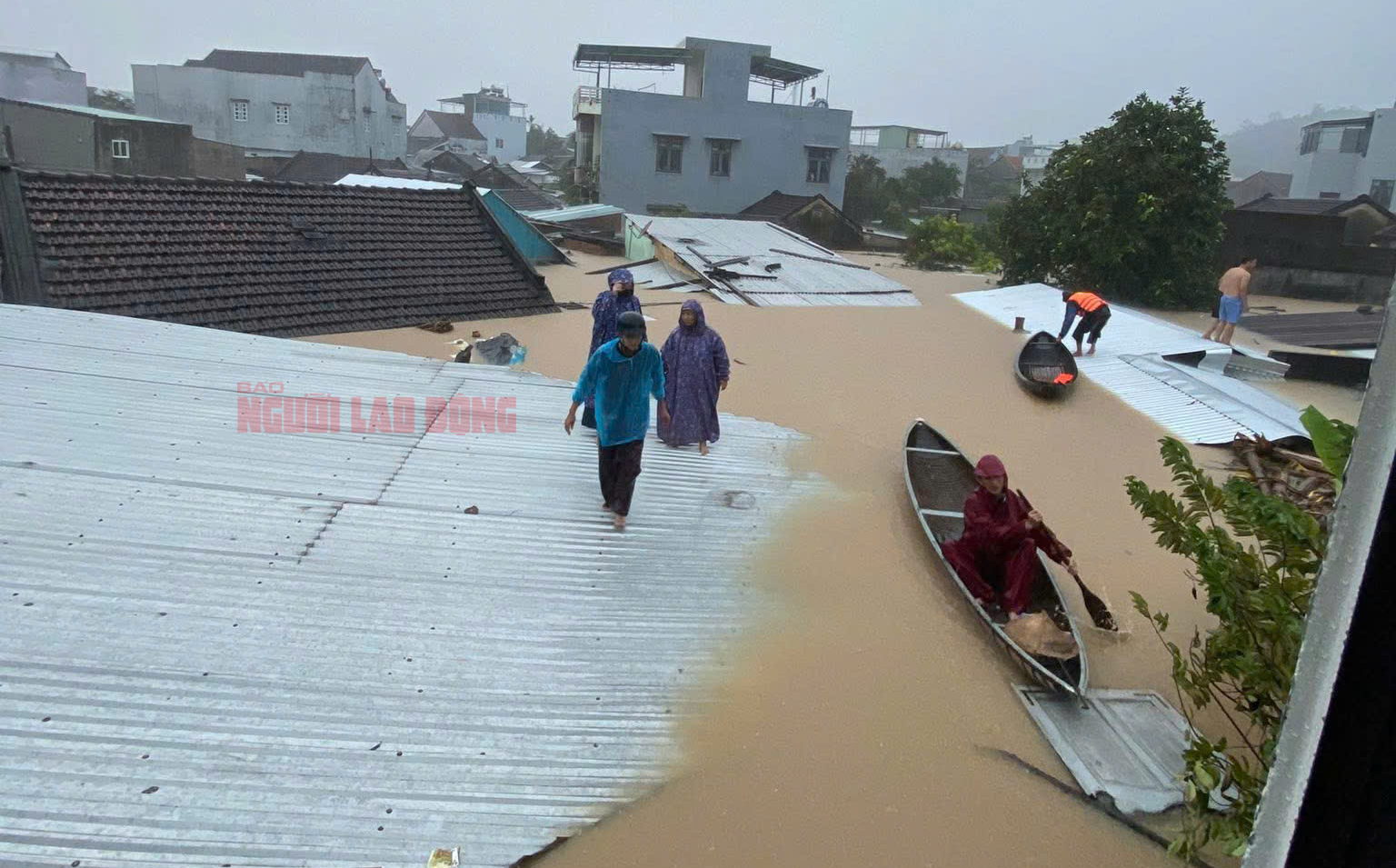 Nhiều người dân kêu cứu tại Đắk Lắk giữa lũ dữ , lực lượng chức năng ứng cứu khẩn cấp - Ảnh 1. Nhiều người dân kêu cứu tại Đắk Lắk giữa lũ dữ , lực lượng chức năng ứng cứu khẩn cấp - Ảnh 1.