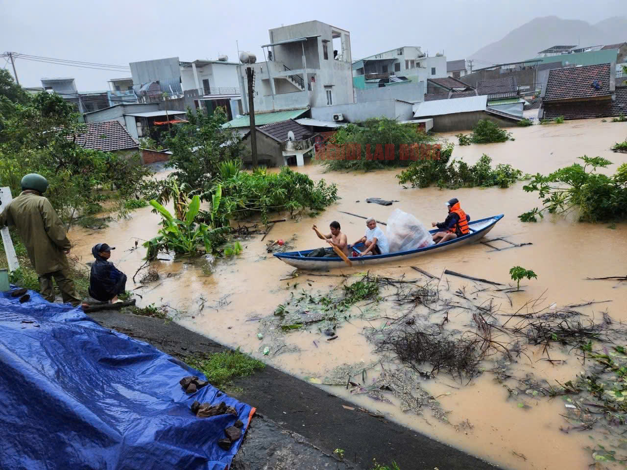 Nhiều người dân kêu cứu tại Đắk Lắk giữa lũ dữ , lực lượng chức năng ứng cứu khẩn cấp - Ảnh 2. Nhiều người dân kêu cứu tại Đắk Lắk giữa lũ dữ , lực lượng chức năng ứng cứu khẩn cấp - Ảnh 2.