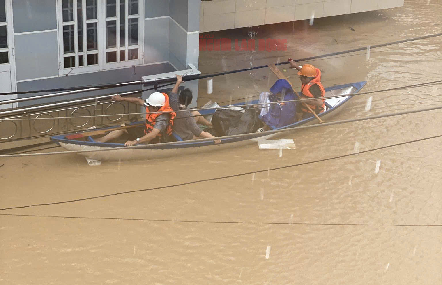 Nhiều người dân kêu cứu tại Đắk Lắk giữa lũ dữ , lực lượng chức năng ứng cứu khẩn cấp - Ảnh 4. Nhiều người dân kêu cứu tại Đắk Lắk giữa lũ dữ , lực lượng chức năng ứng cứu khẩn cấp - Ảnh 4.