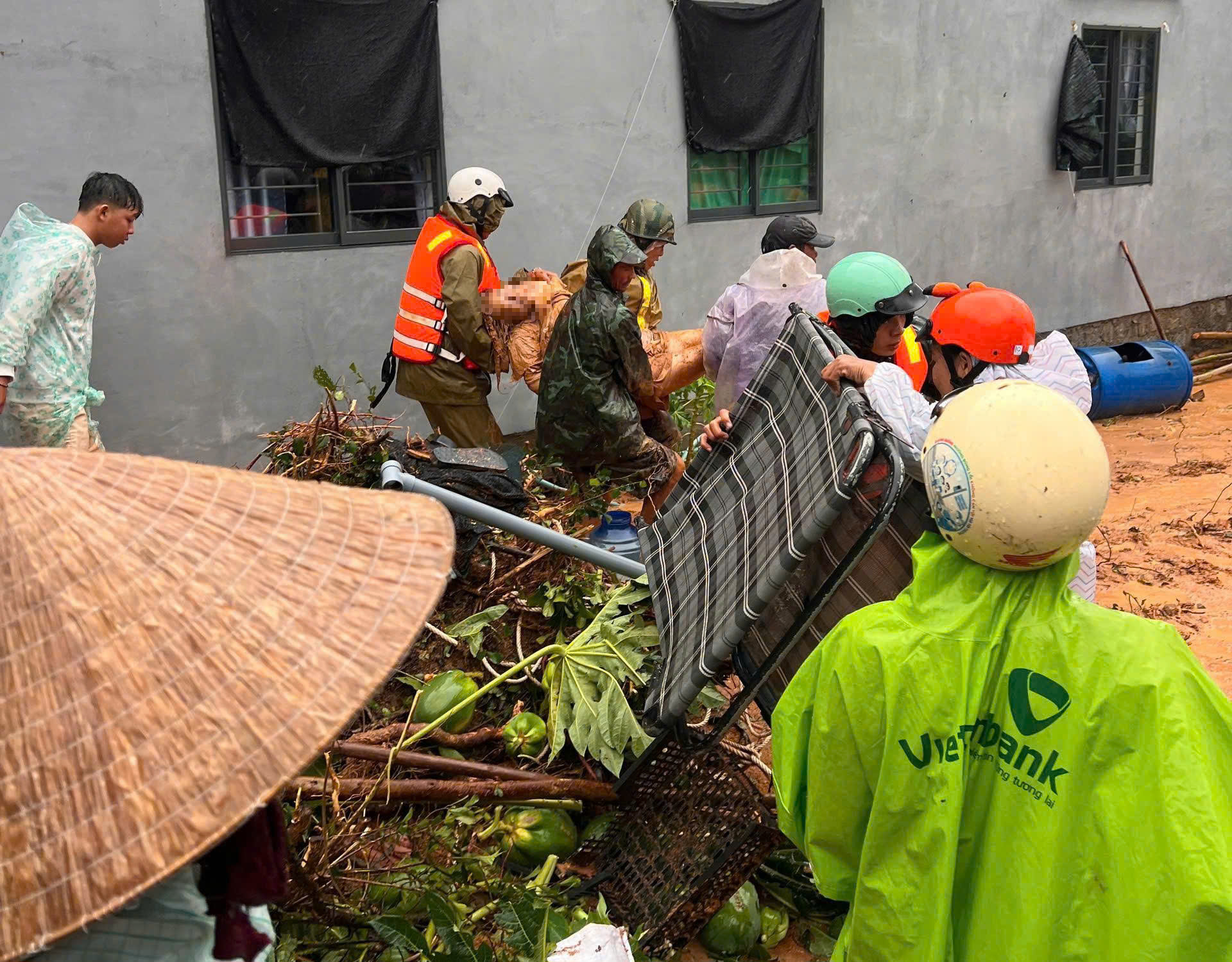 Nhiều người dân kêu cứu tại Đắk Lắk giữa lũ dữ , lực lượng chức năng ứng cứu khẩn cấp - Ảnh 5. Nhiều người dân kêu cứu tại Đắk Lắk giữa lũ dữ , lực lượng chức năng ứng cứu khẩn cấp - Ảnh 5.