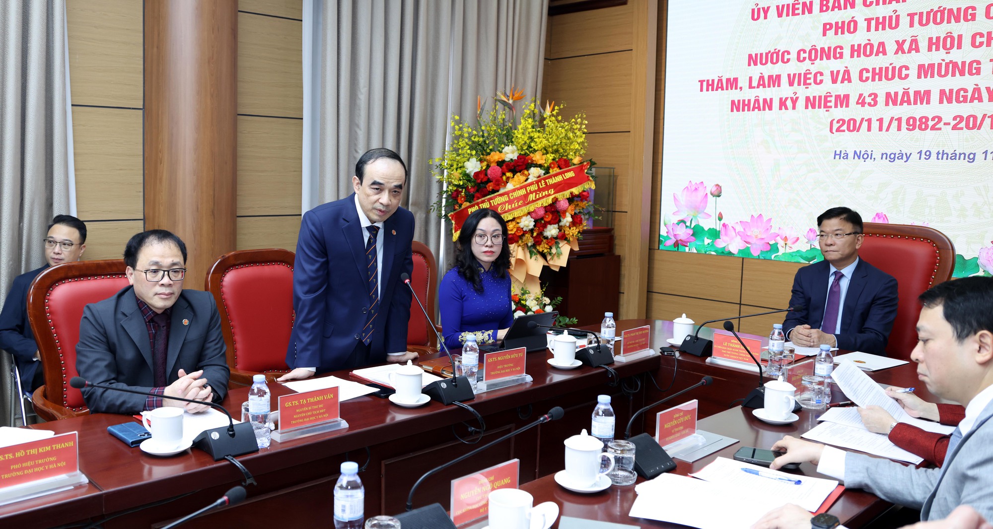 Hiệu trưởng Đại học Y Hà Nội kiến nghị hỗ trợ học phí bác sĩ nội trú các ngành khó tuyển - Ảnh 2.