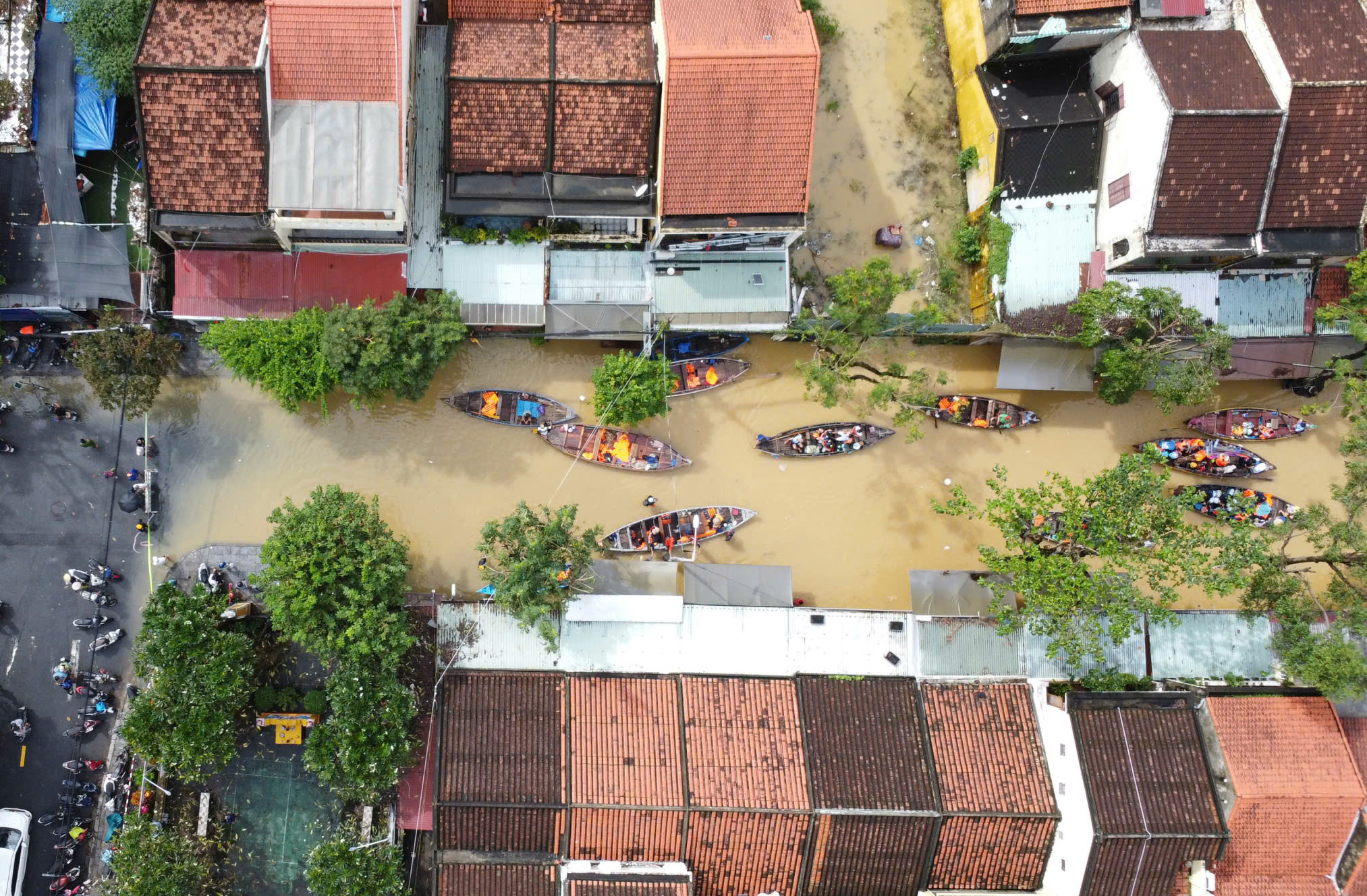 Đà Nẵng hỗ trợ khắc phục thiệt hại mưa lũ với 18 tỉ đồng - Ảnh 1.