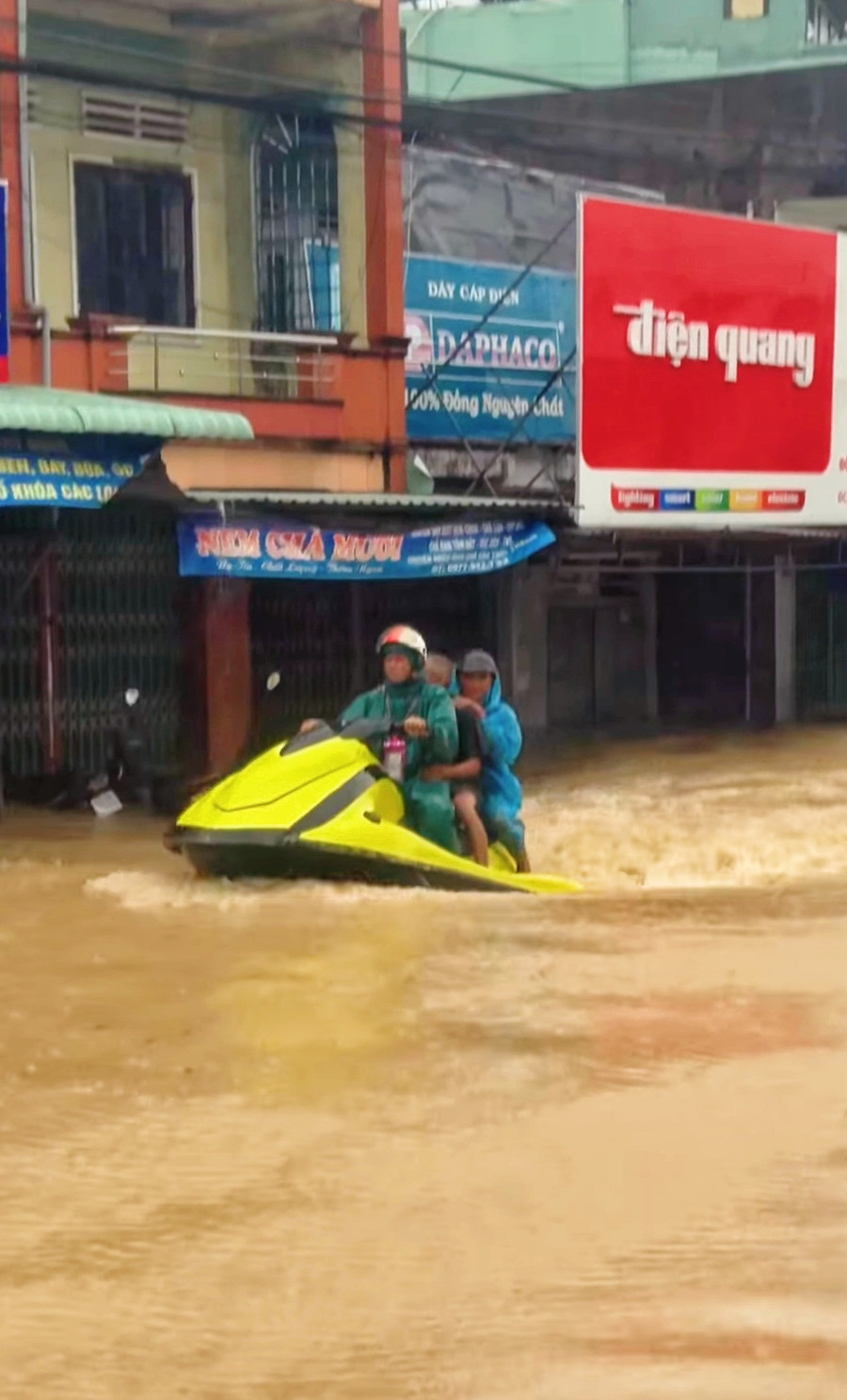 Ấm áp tình người xứ Nẫu trong cơn lũ dữ - Ảnh 1.