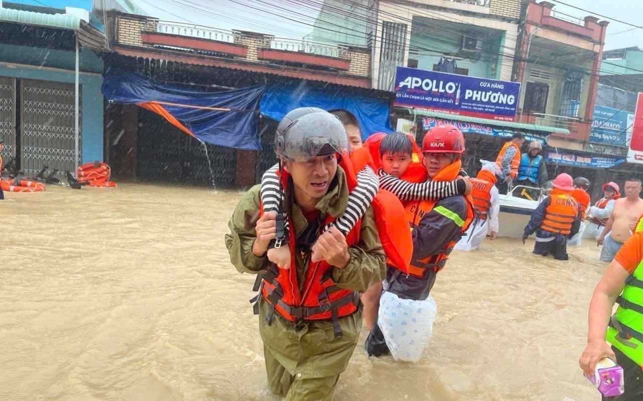 Mưa lũ lịch sử ở Gia Lai: Nhiều người tử vong, nhiều nơi vẫn bị chia cắt - Ảnh 2.