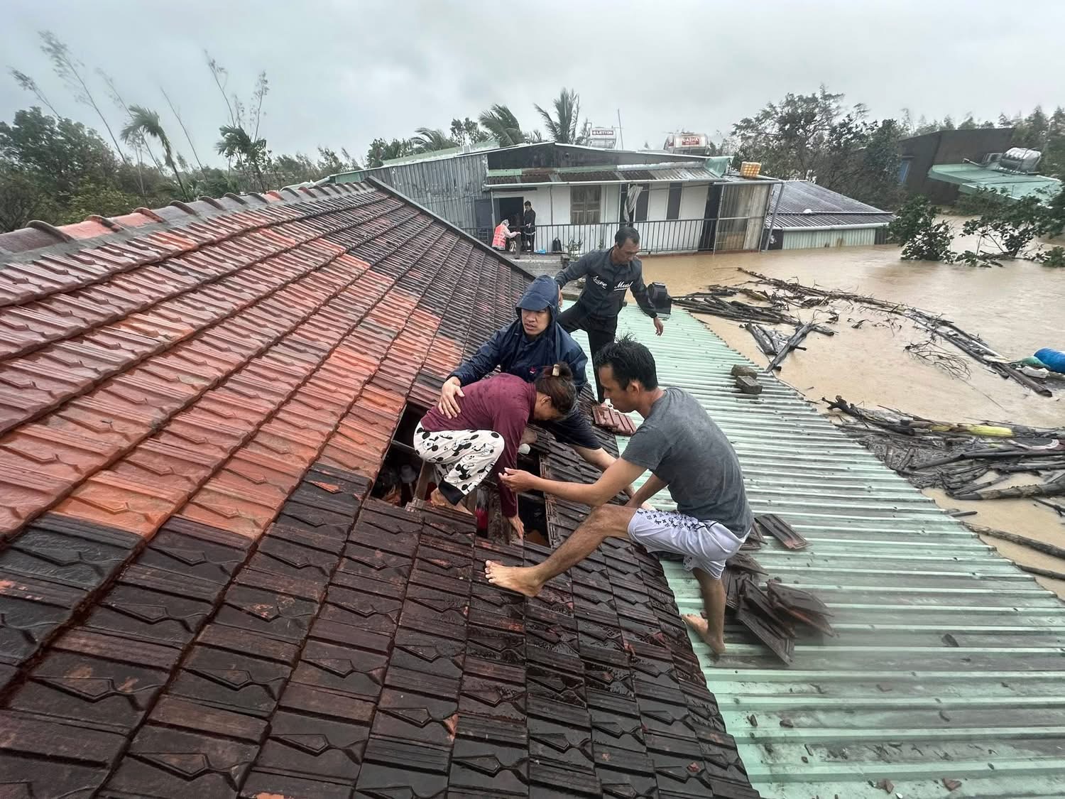 Mưa lũ lịch sử ở Gia Lai: Còn nơi vẫn bị chia cắt - Ảnh 2.