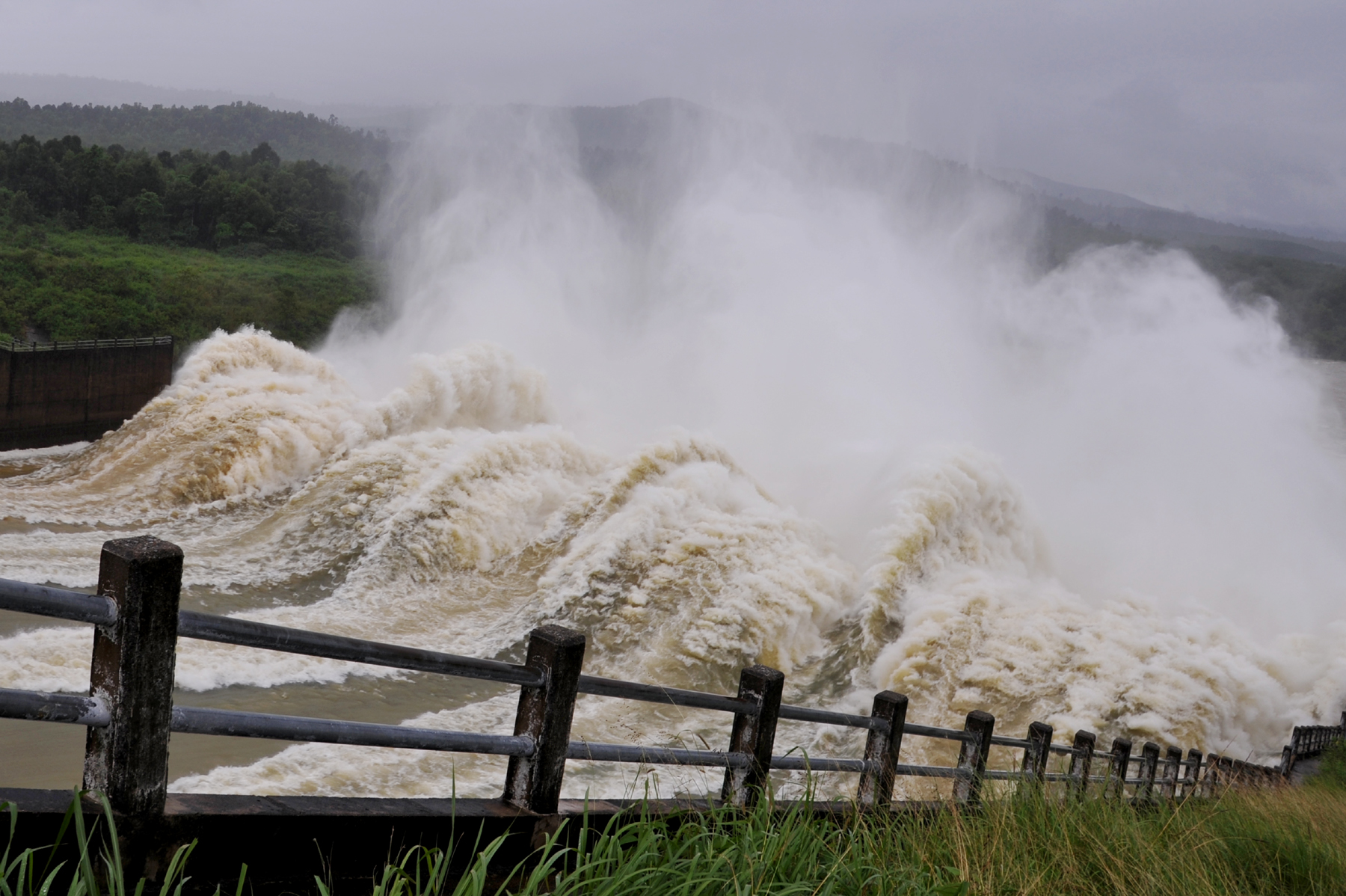 Ngập lũ tại Phú Yên: Ngưng cung cấp nước sinh hoạt cho 70 . 000 Hộ dân - Ảnh 2.