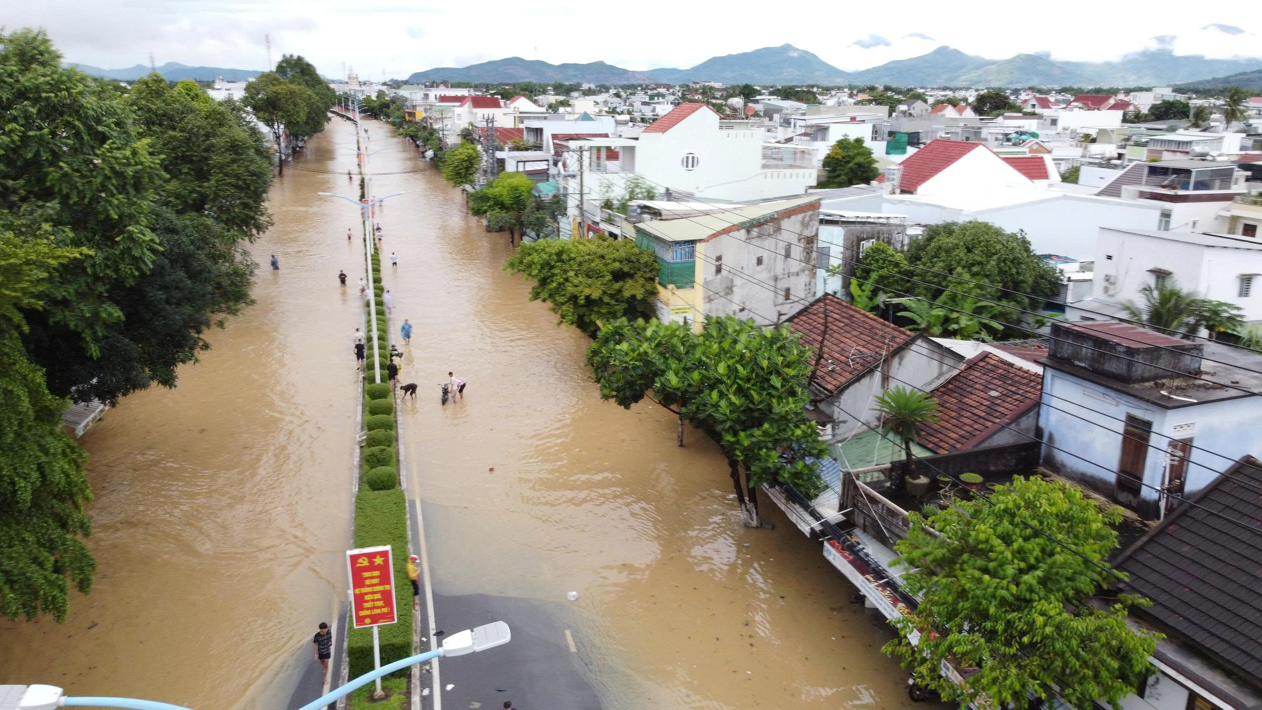 Khánh Hòa: Căng mình vì nước lũ vẫn dâng cao, hơn 9.000 nhà dân ngập nặng - Ảnh 9.