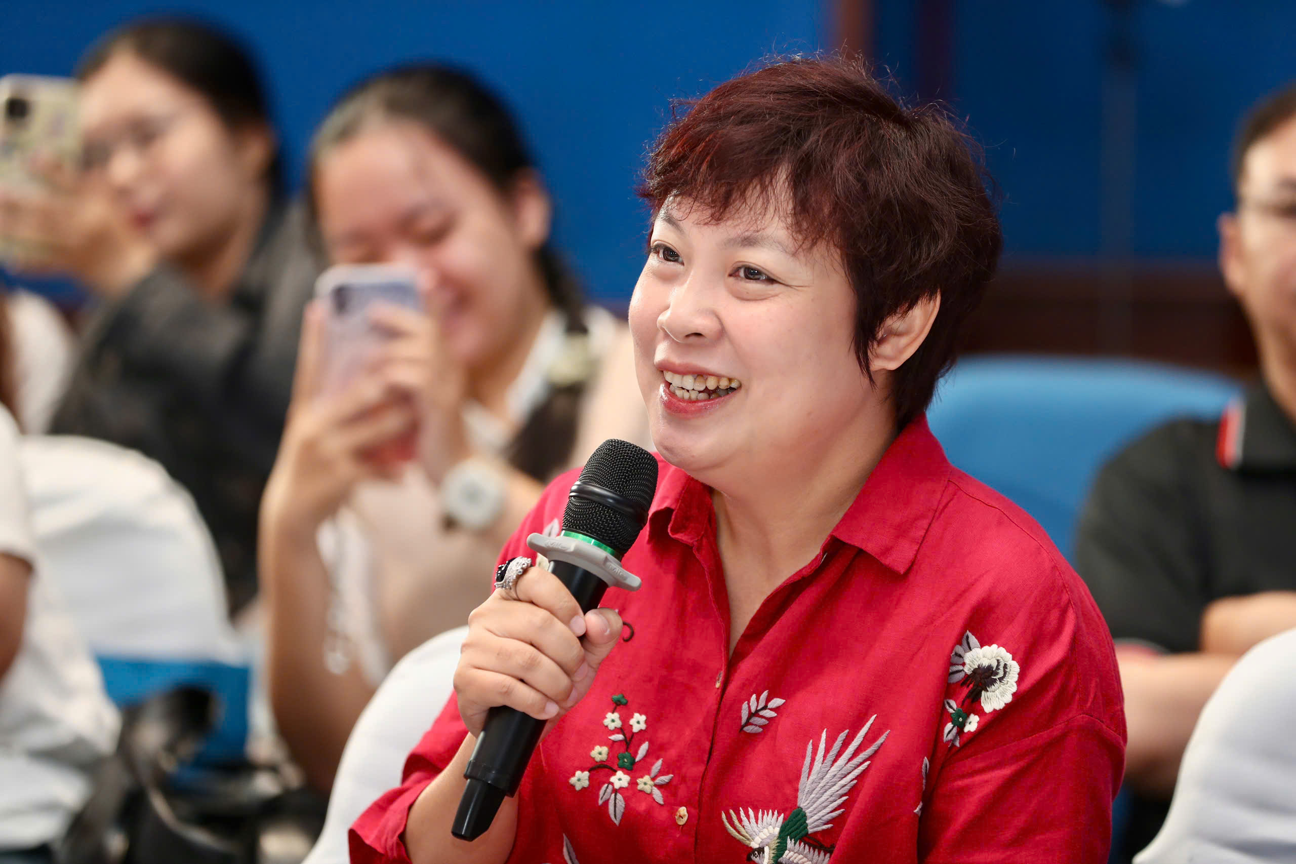 Đạo diễn Đặng Thái Huyền kể chuyện tâm linh khi quay "Mưa đỏ" - Ảnh 1.