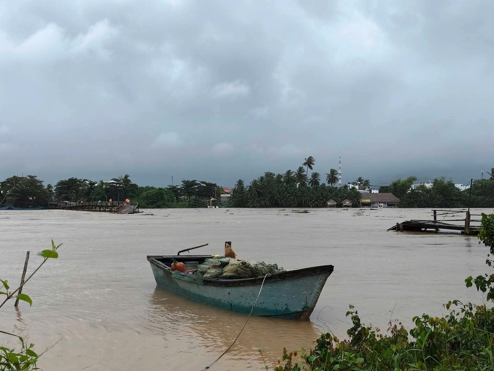 Khánh Hòa: Căng mình vì nước lũ vẫn dâng cao, hơn 9.000 nhà dân ngập nặng - Ảnh 1.