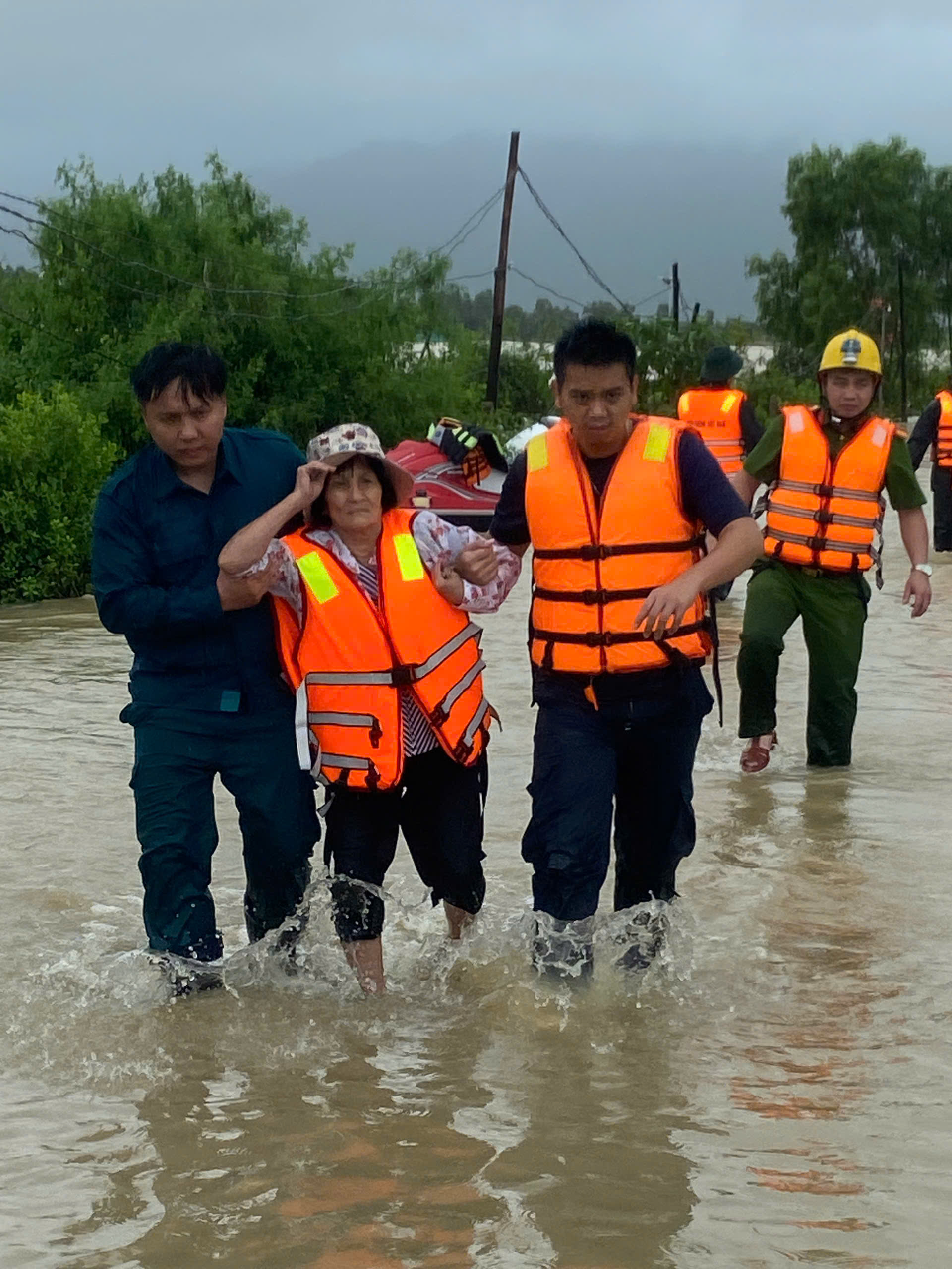 Khánh Hòa: Căng mình vì nước lũ vẫn dâng cao, hơn 9.000 nhà dân ngập nặng - Ảnh 2.