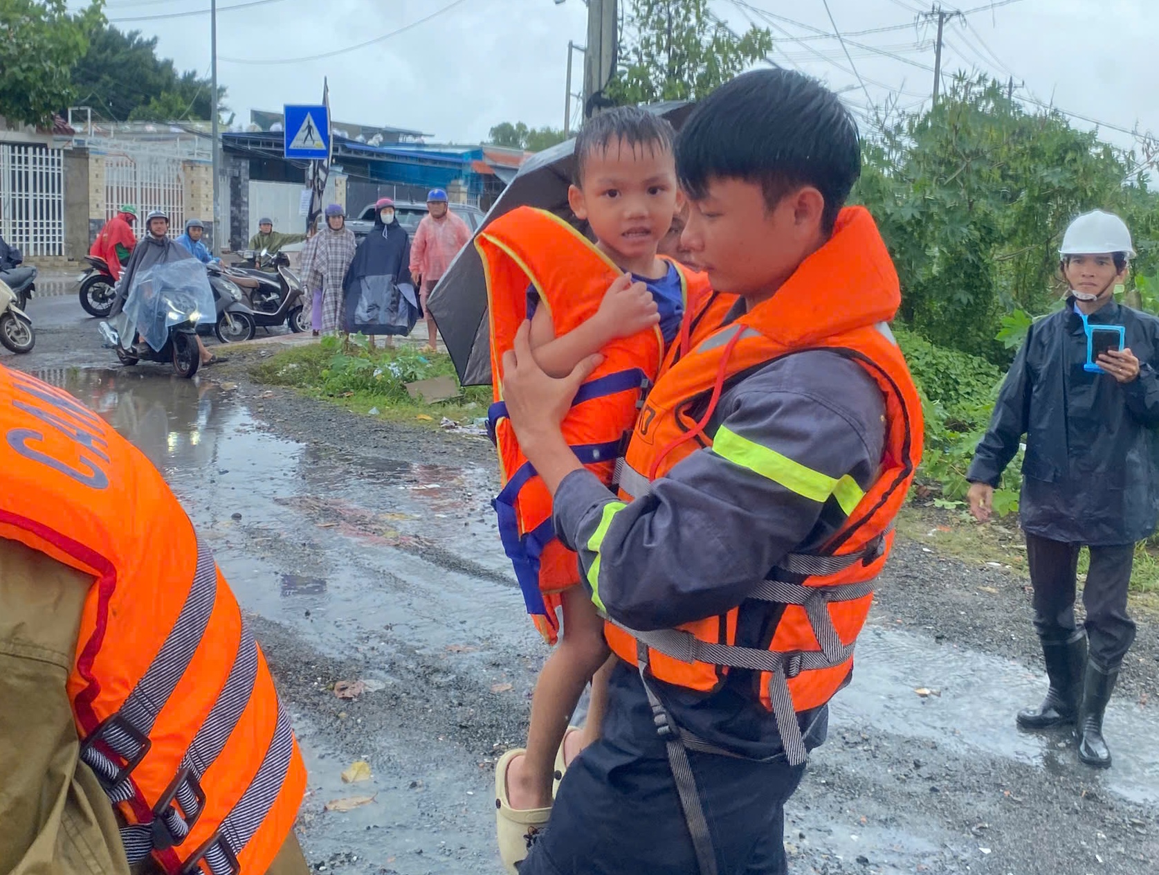 Khánh Hòa: Căng mình vì nước lũ vẫn dâng cao, hơn 9.000 nhà dân ngập nặng - Ảnh 3.