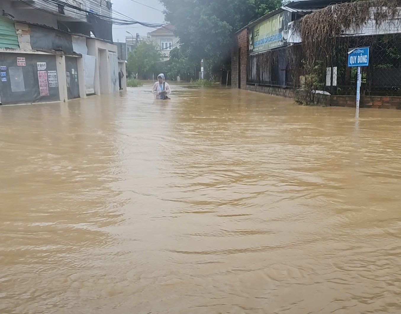 Khánh Hòa: Căng mình vì nước lũ vẫn dâng cao, hơn 9.000 nhà dân ngập nặng - Ảnh 5.