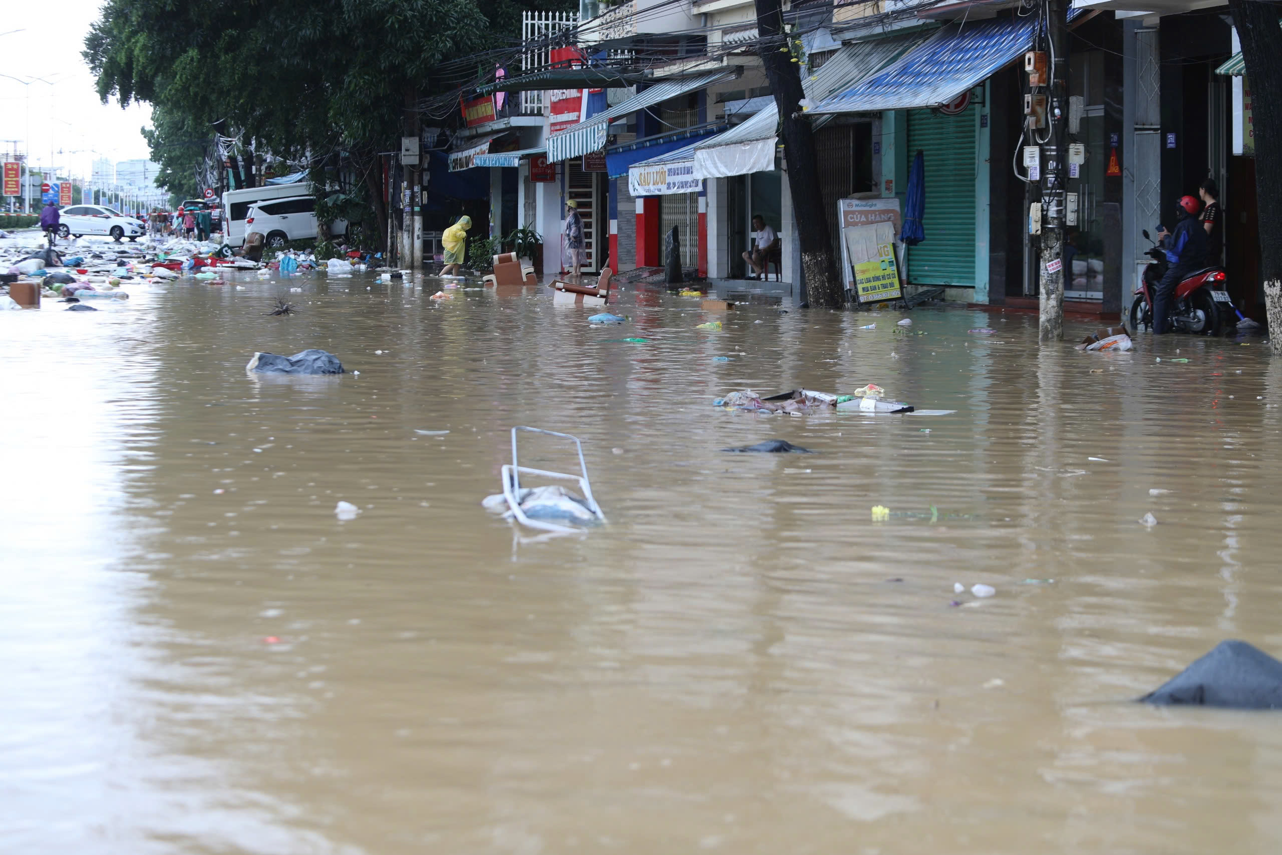 Khánh Hòa: Căng mình vì nước lũ vẫn dâng cao, hơn 9.000 nhà dân ngập nặng - Ảnh 8.