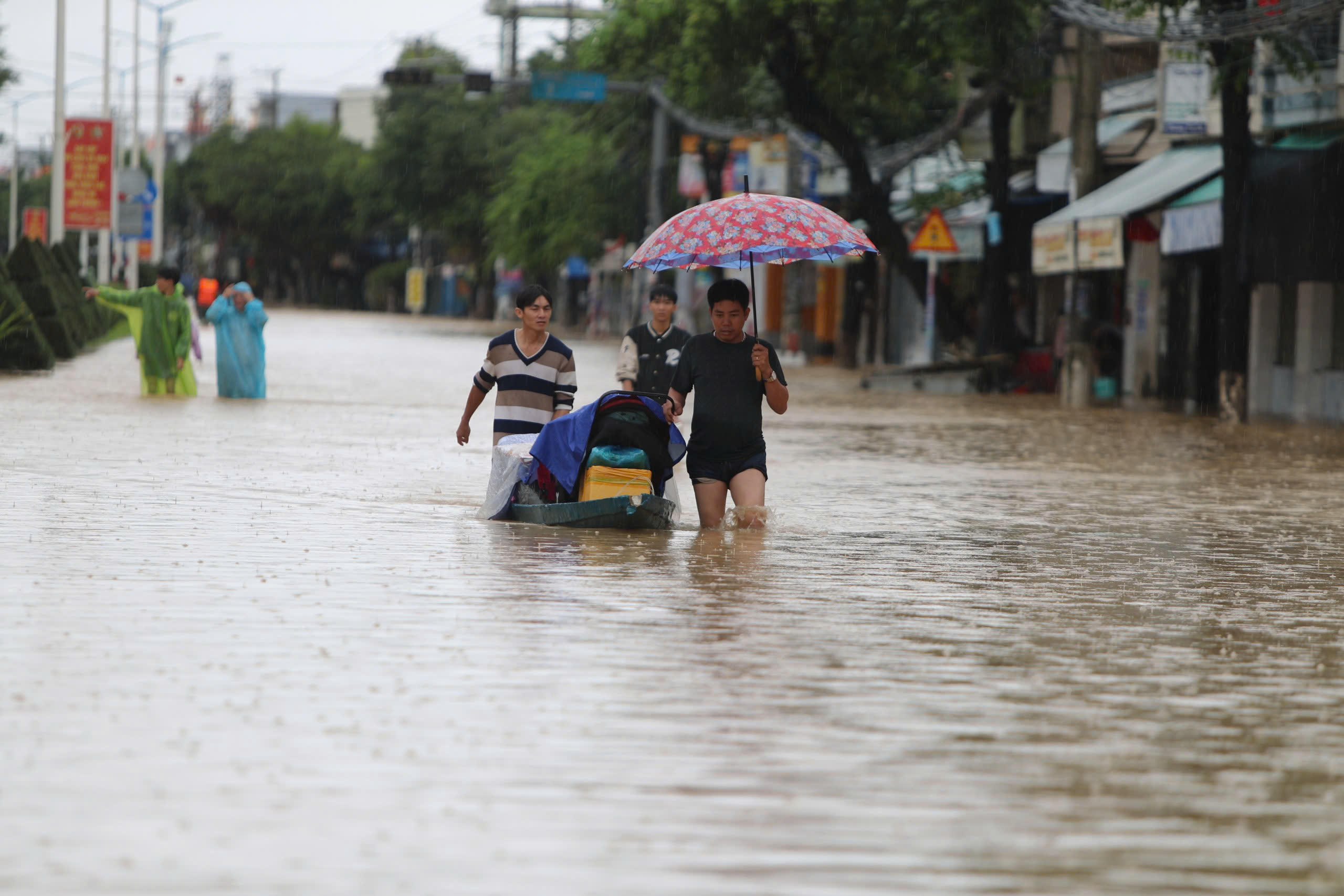 Khánh Hòa: Căng mình vì nước lũ vẫn dâng cao, hơn 9.000 nhà dân ngập nặng - Ảnh 7.