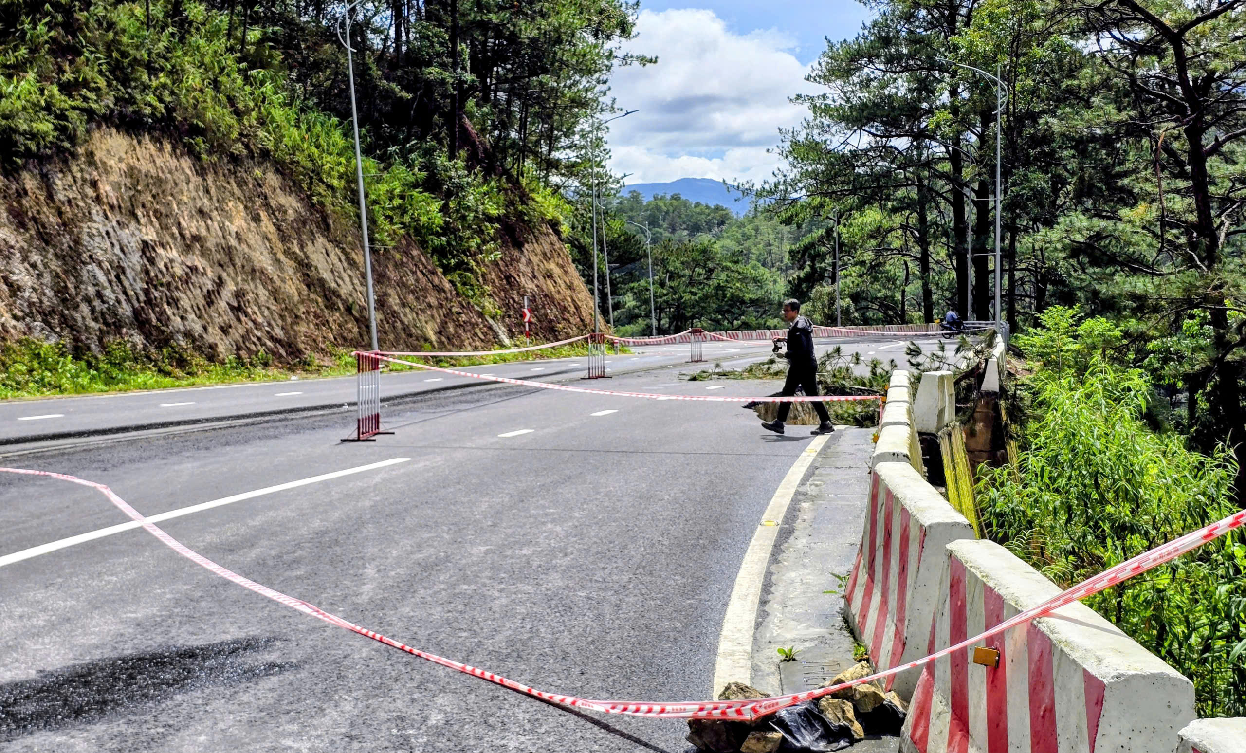 Đến lượt đèo Mimosa ở Đà Lạt sạt lở, người dân lưu thông cẩn trọng - Ảnh 2.