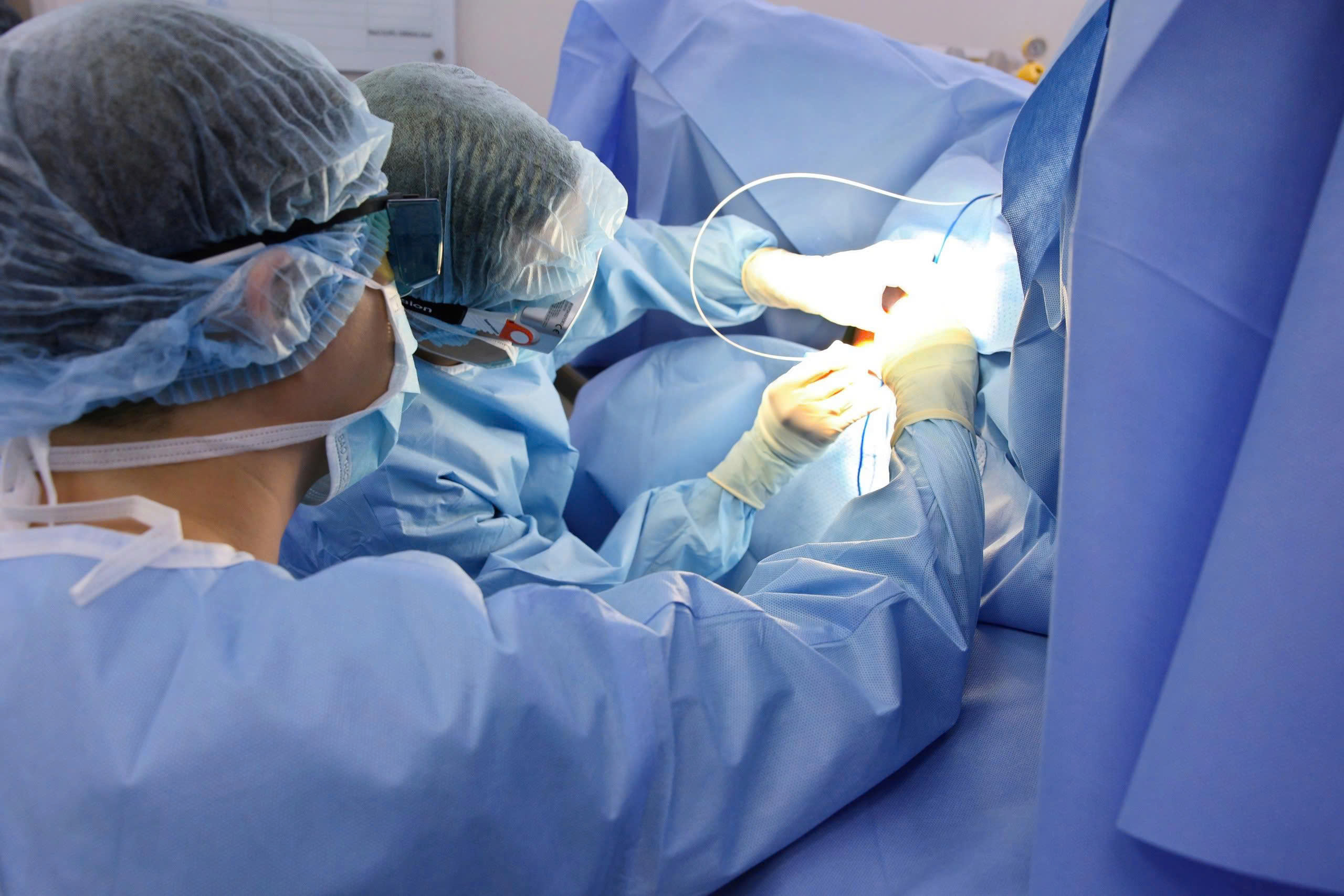 Kỹ thuật mới phẫu thuật bảo tồn cột sống - Ảnh 1.