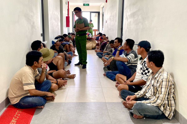 Bắt quả tang 41 người đang làm chuyện "mờ ám" tại khu đất trống ở Cà Mau - Ảnh 1.