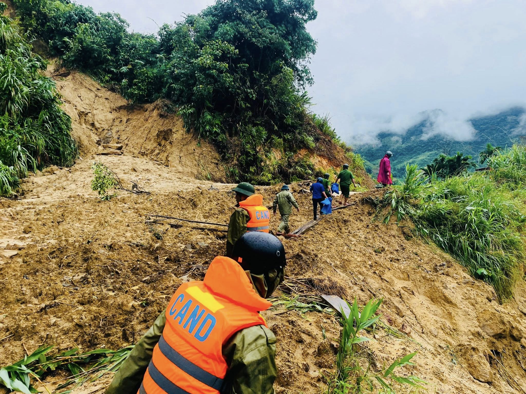 Thượng nguồn Đà Nẵng mưa lớn, nguy cơ lũ chồng lụt - Ảnh 1. Thượng nguồn Đà Nẵng mưa lớn, nguy cơ lũ chồng lụt - Ảnh 1.