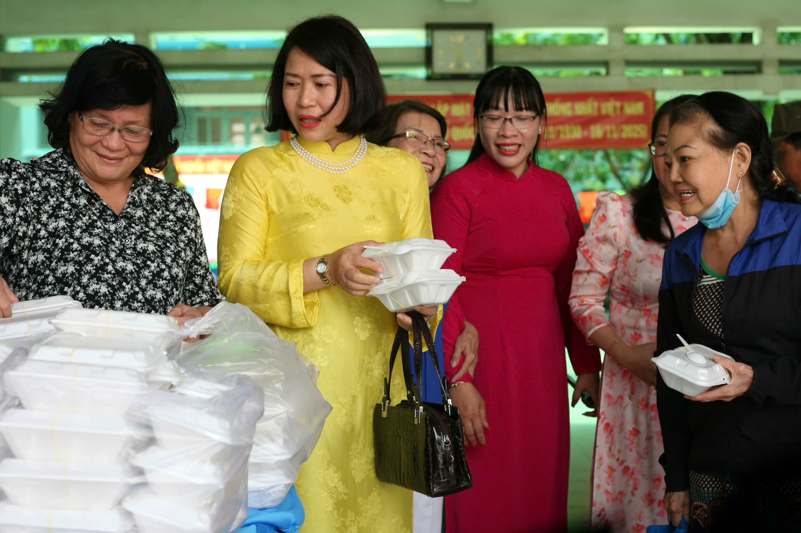 Ấm áp Ngày hội Đại đoàn kết khu phố 12, phường Phú Định - Ảnh 3.