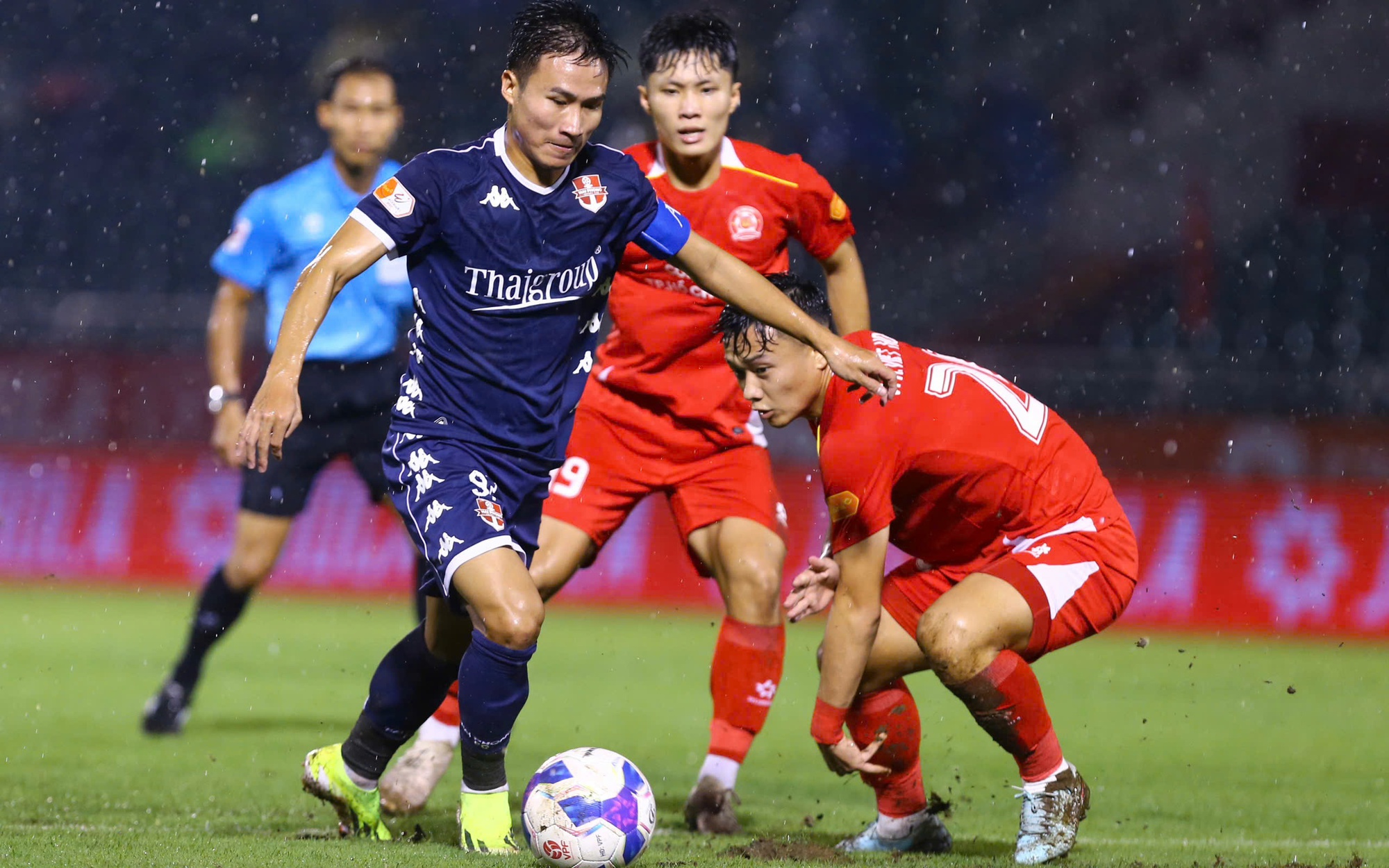 V-League: Đầu tư ngoại binh hay đầu tư gốc rễ? - Ảnh 2.