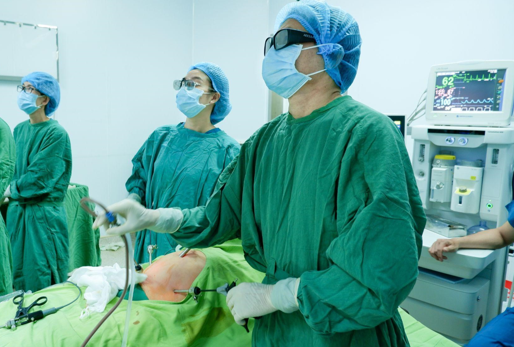 Người phụ nữ có khối u xơ khổng lồ, như đang mang thai 6 tháng - Ảnh 2.