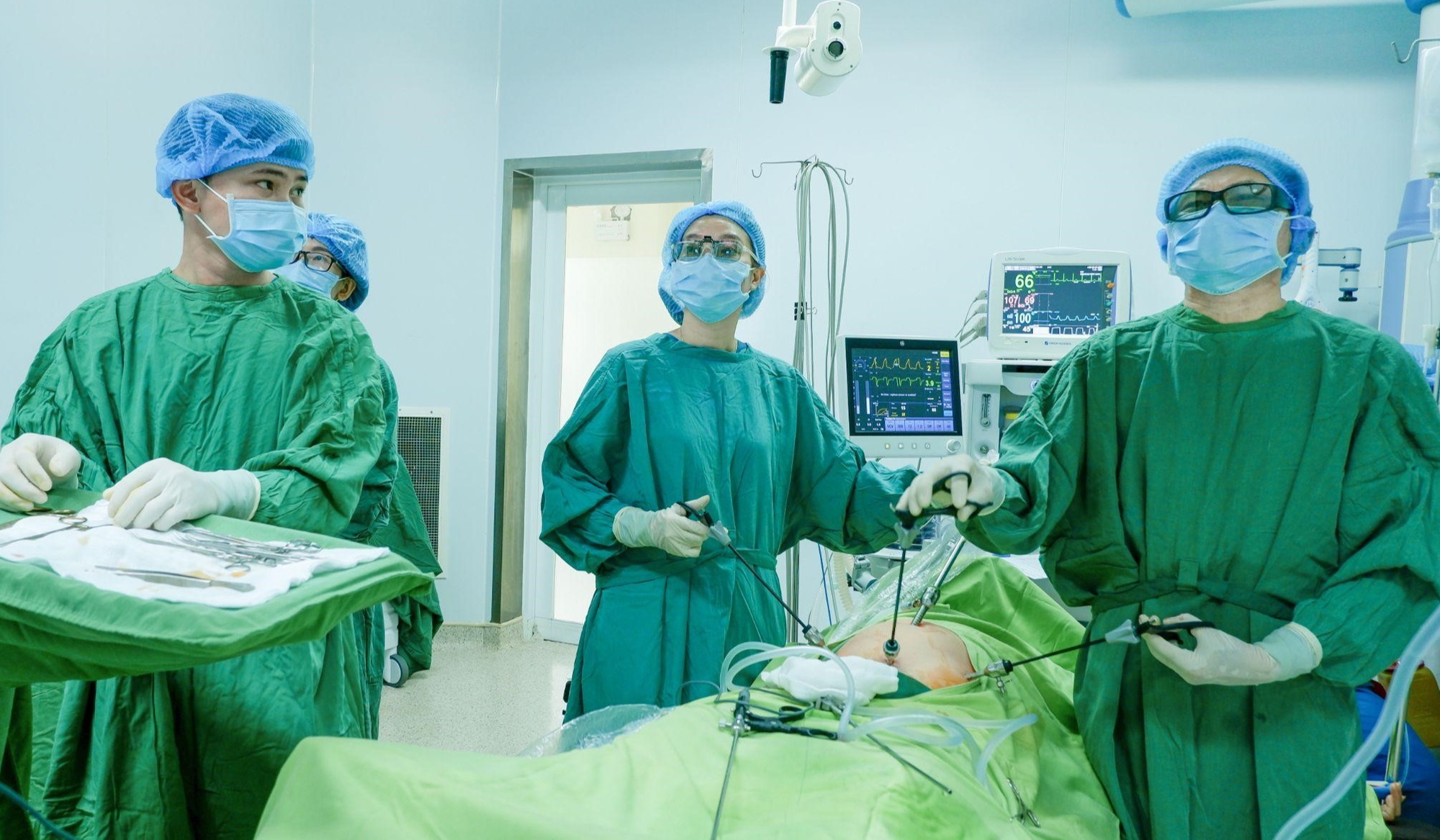 Người phụ nữ có khối u xơ khổng lồ, như đang mang thai 6 tháng - Ảnh 1.