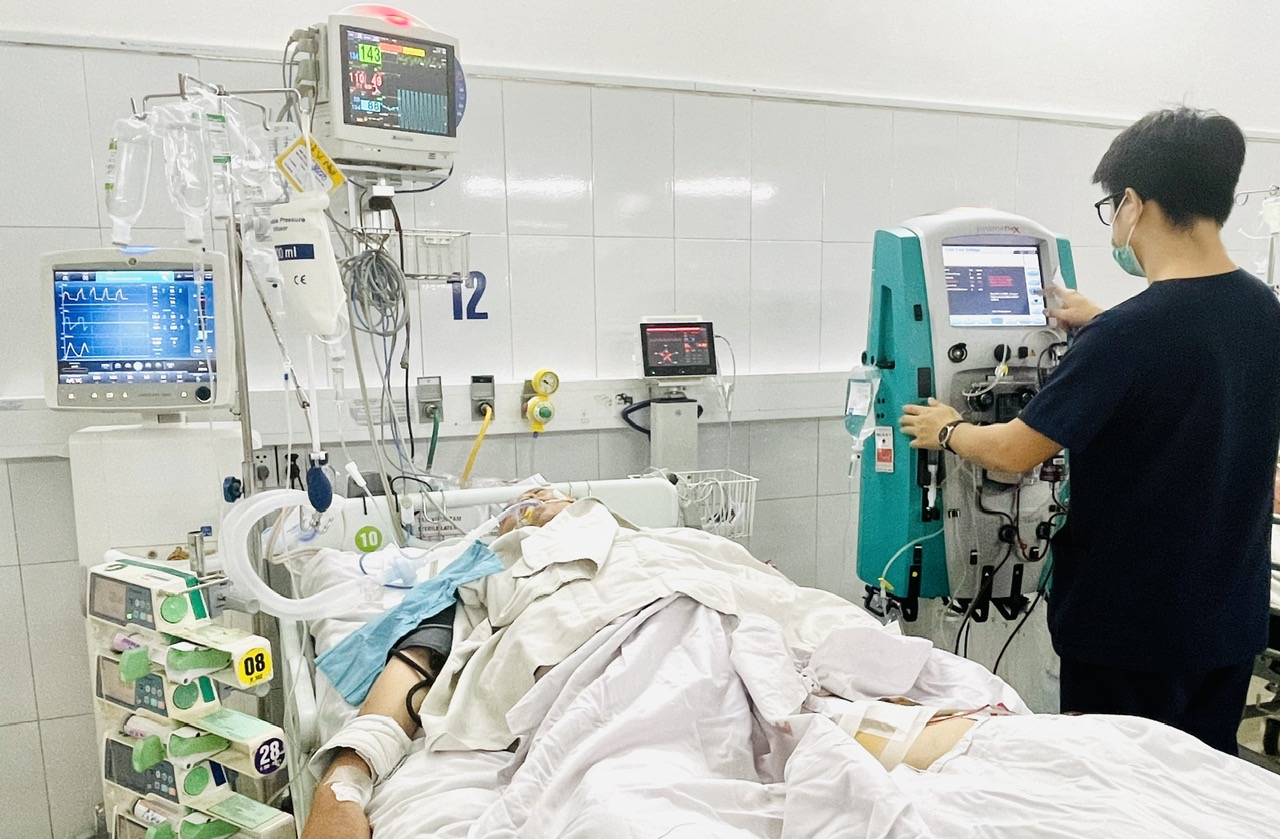 Đi bắt rắn, người đàn ông ở Đà Nẵng bị rắn hoa cổ đỏ cắn nguy kịch - Ảnh 1.